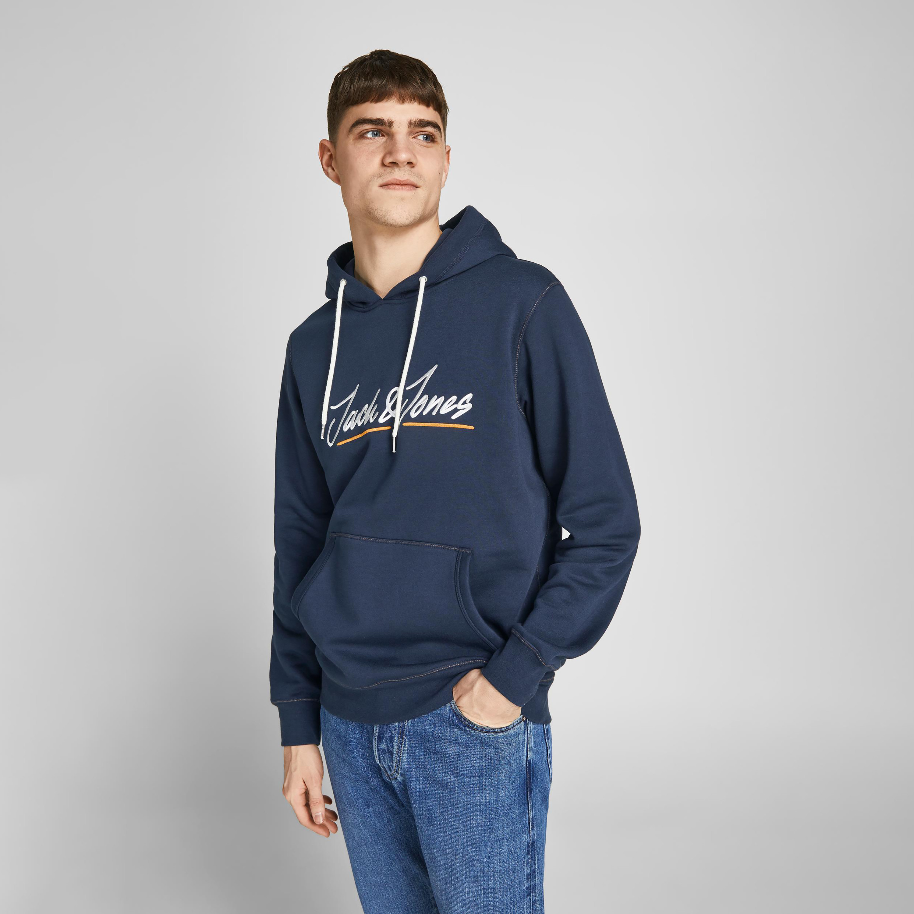 هودي جاك آند جونز بجيب كانغارو مع شعار بلون اسود للرجال-men-winterwear-hoodiesandsweatshirts-image-14