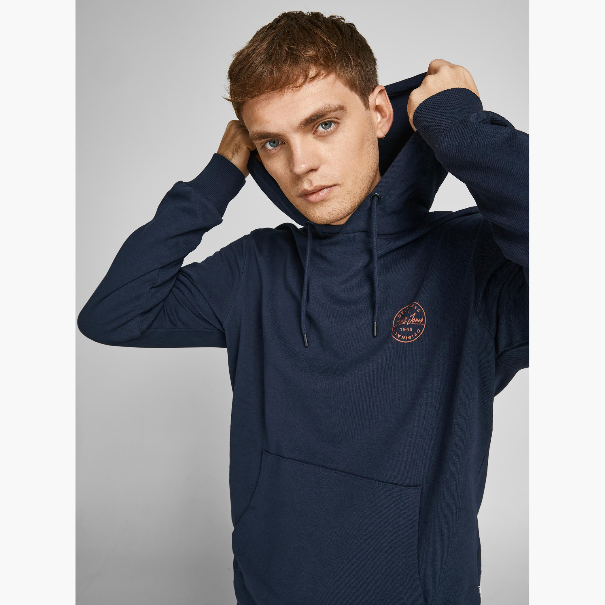 سويت شيرت بقبعّة وأكمام طويلة وطبعات من جاك & جونز-men-winterwear-hoodiesandsweatshirts-image-2