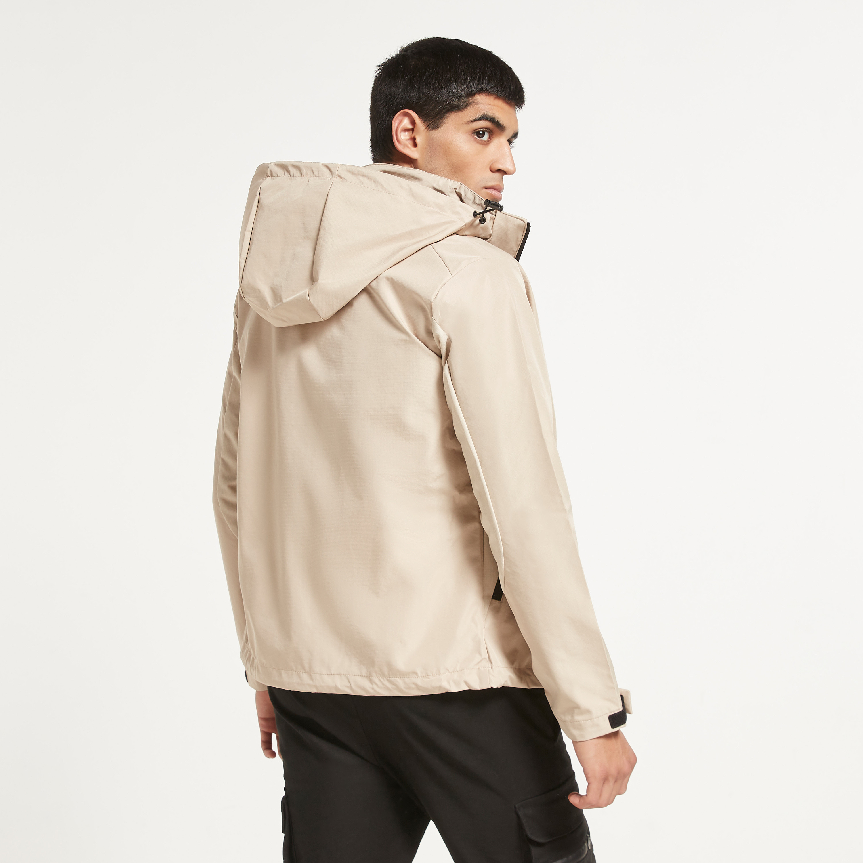 جاكيت جاك آند جونز رجالي بيج سادة بقلنسوة مع جيوب مائلة بسحاب-men-clothing-jacketsandblazers-jackets-image-3
