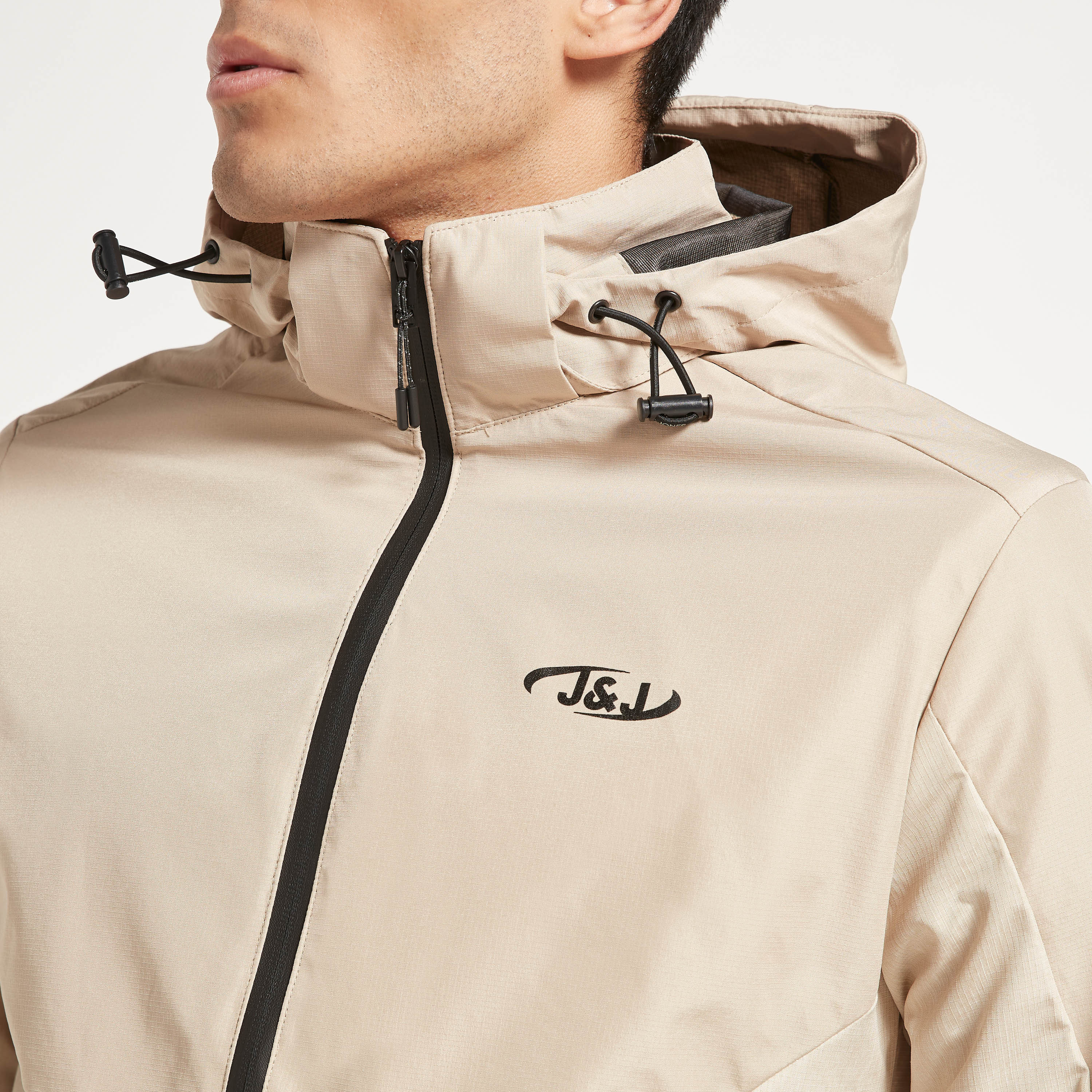 جاكيت جاك آند جونز رجالي بيج سادة بقلنسوة مع جيوب مائلة بسحاب-men-clothing-jacketsandblazers-jackets-image-4