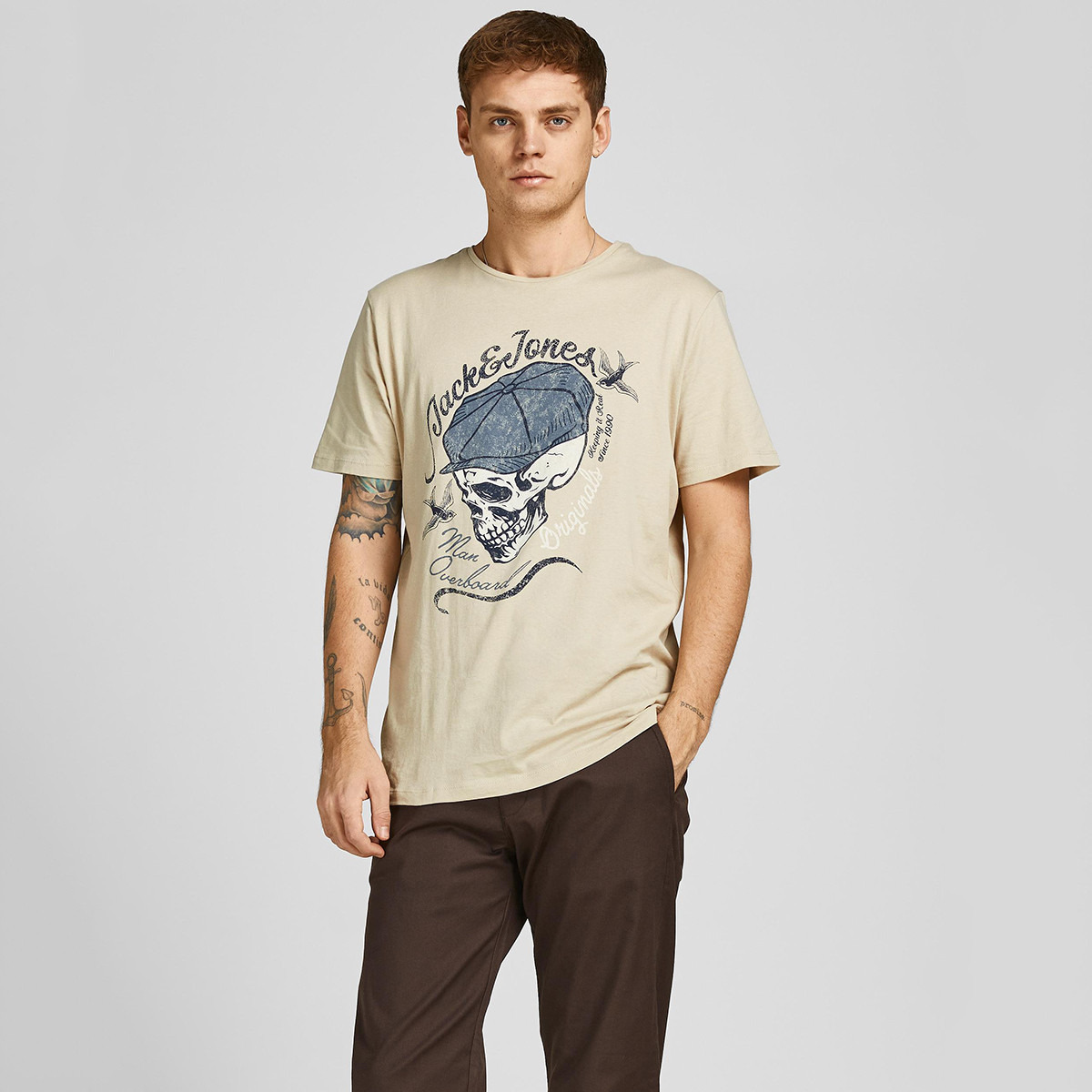 تي شيرت رجالي من جاك آند جونز بأكمام قصيرة و ياقة مستديرة و جرافيك مع لون بيج-men-clothing-tshirtsandpolos-tshirts-image-1