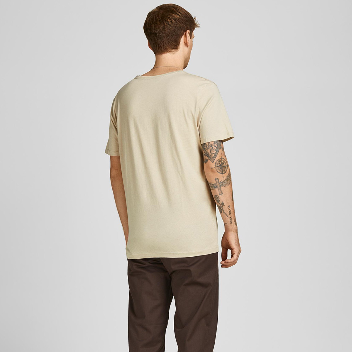 تي شيرت رجالي من جاك آند جونز بأكمام قصيرة و ياقة مستديرة و جرافيك مع لون بيج-men-clothing-tshirtsandpolos-tshirts-image-2