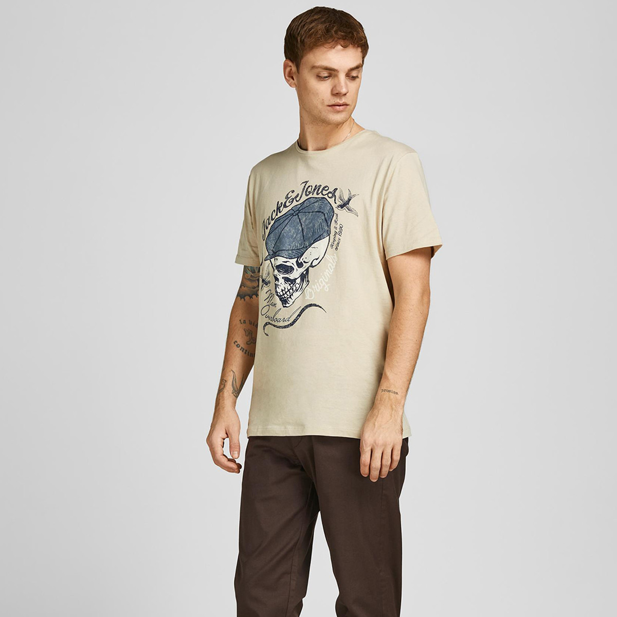 تي شيرت رجالي من جاك آند جونز بأكمام قصيرة و ياقة مستديرة و جرافيك مع لون بيج-men-clothing-tshirtsandpolos-tshirts-image-4