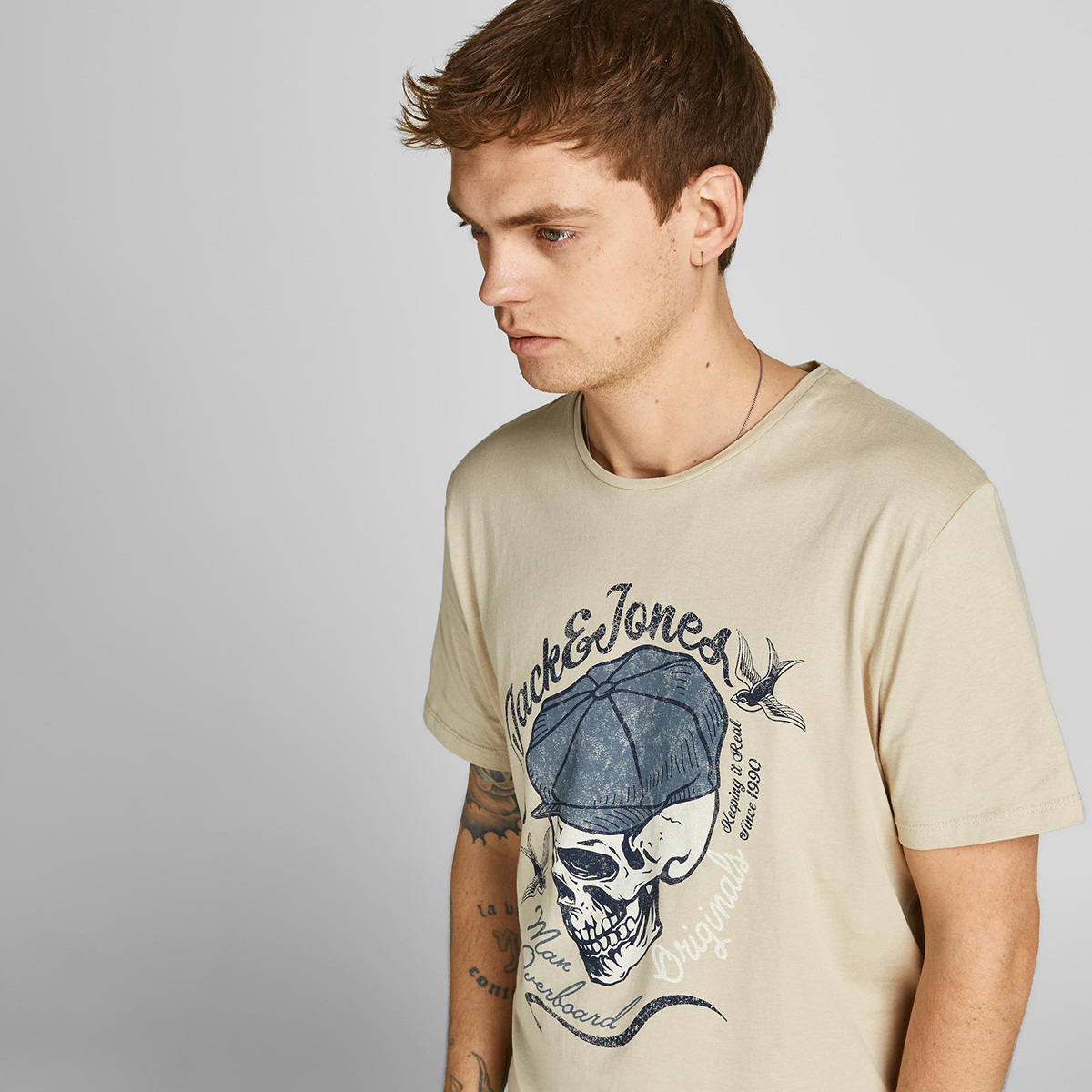 تي شيرت رجالي من جاك آند جونز بأكمام قصيرة و ياقة مستديرة و جرافيك مع لون بيج-men-clothing-tshirtsandpolos-tshirts-image-7