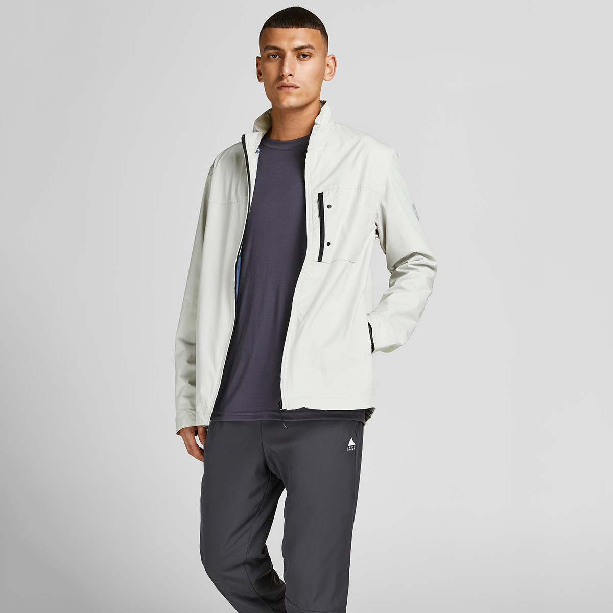 جاكيت جاك آند جونز رجالي بياقة عالية وسحاب كامل مطبوع رمادي-men-clothing-jacketsandblazers-jackets-image-1
