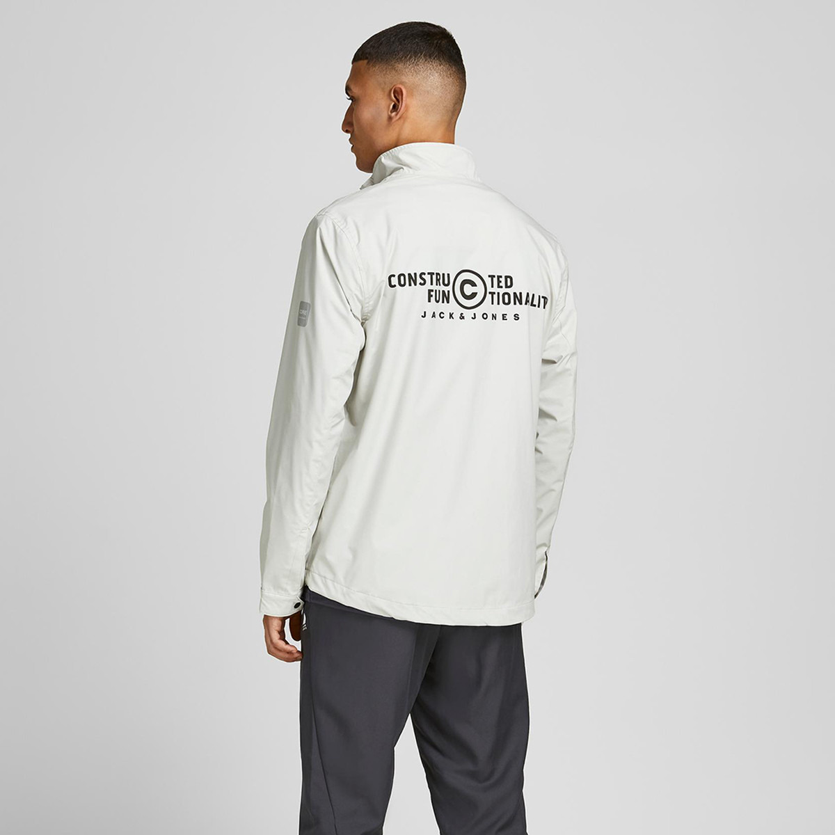 جاكيت جاك آند جونز رجالي بياقة عالية وسحاب كامل مطبوع رمادي-men-clothing-jacketsandblazers-jackets-image-2