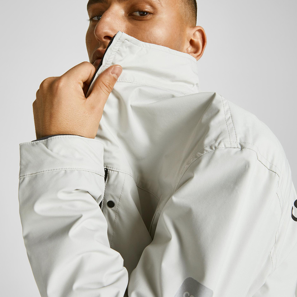 جاكيت جاك آند جونز رجالي بياقة عالية وسحاب كامل مطبوع رمادي-men-clothing-jacketsandblazers-jackets-image-7