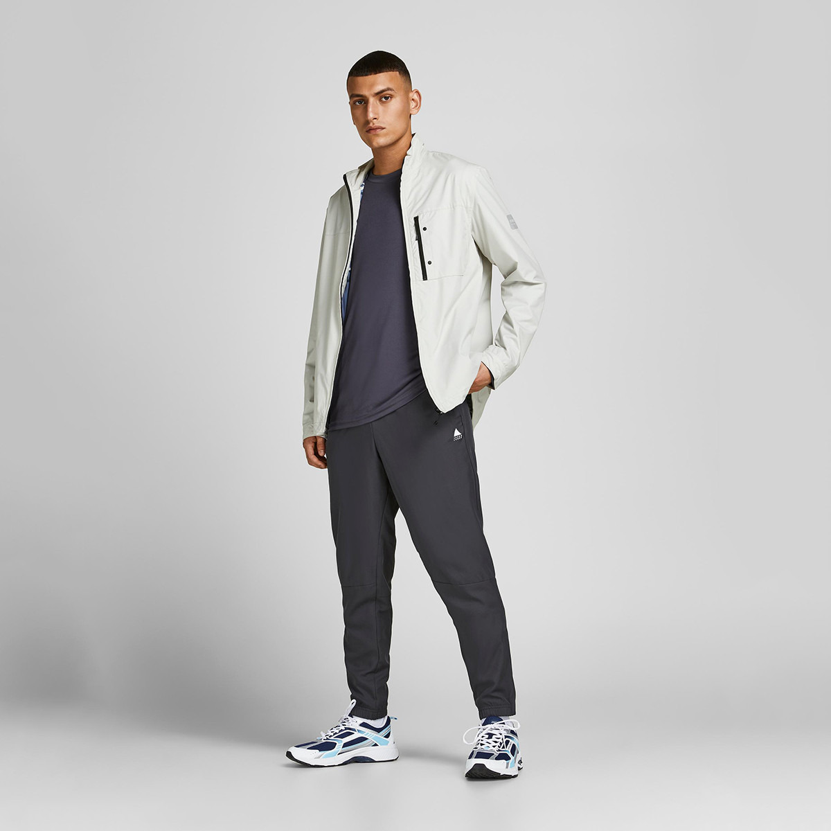جاكيت جاك آند جونز رجالي بياقة عالية وسحاب كامل مطبوع رمادي-men-clothing-jacketsandblazers-jackets-image-8