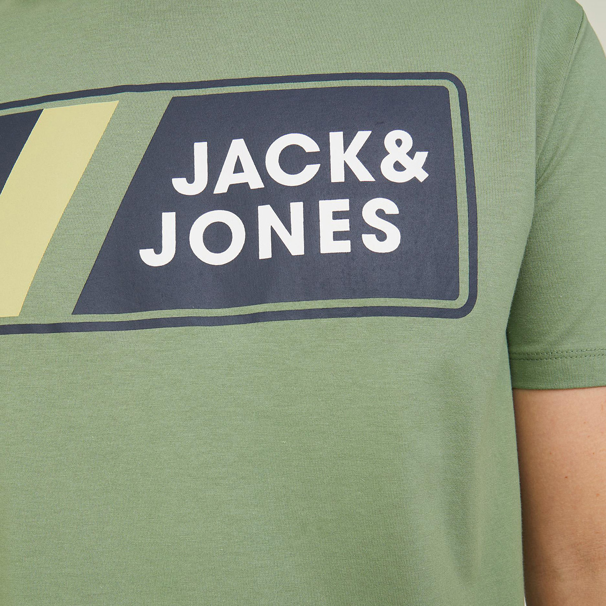 قميص رجالي من جاك وجوكس بأكمام قصيرة وياقة دائرية وطبعة خضراء-men-clothing-tshirtsandpolos-tshirts-image-5