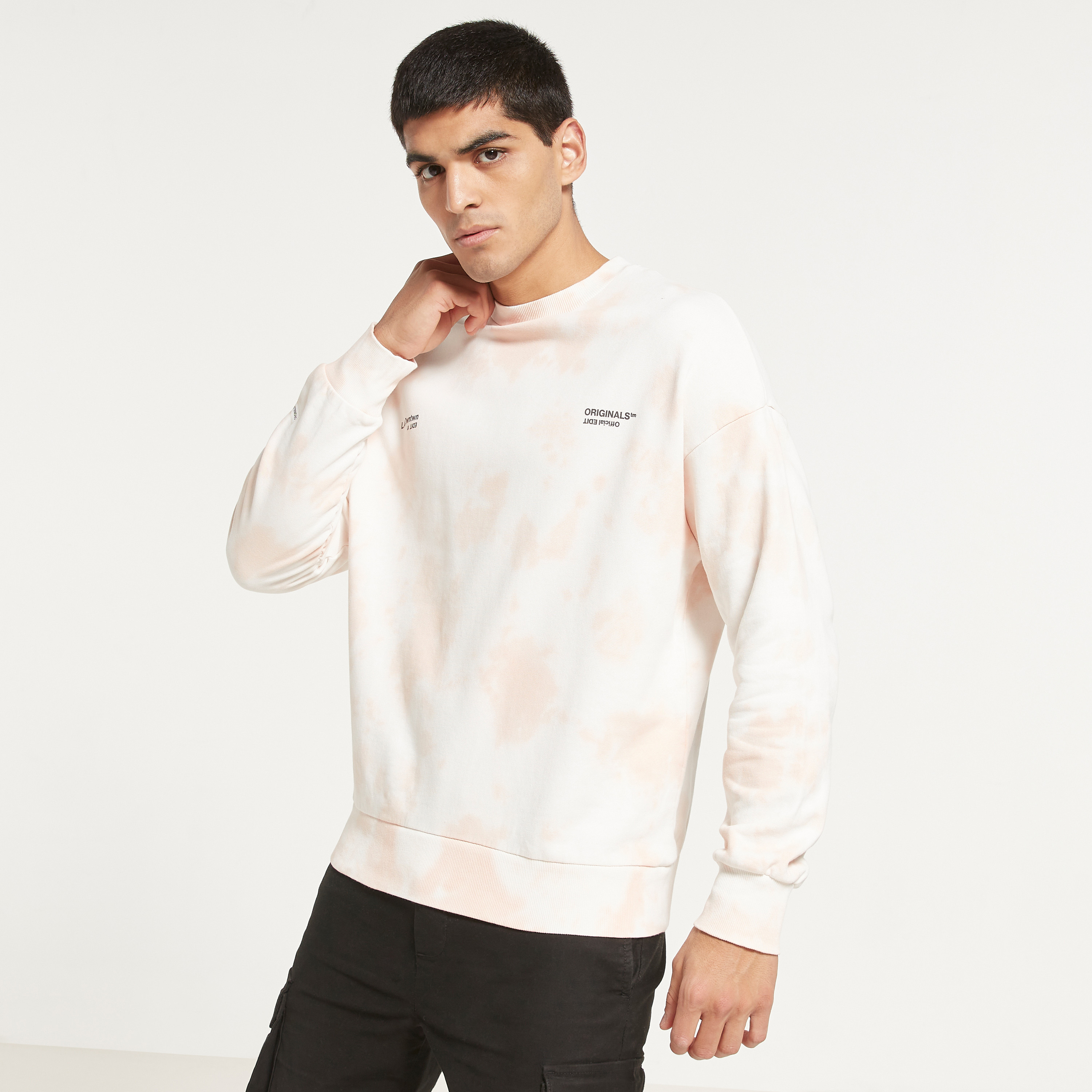 سويت شيرت جاك آند جونز رجالي بربطة عنق مرجانية وصبغ مع كبير الحجم برقبة مستديرة-men-winterwear-hoodiesandsweatshirts-image-1