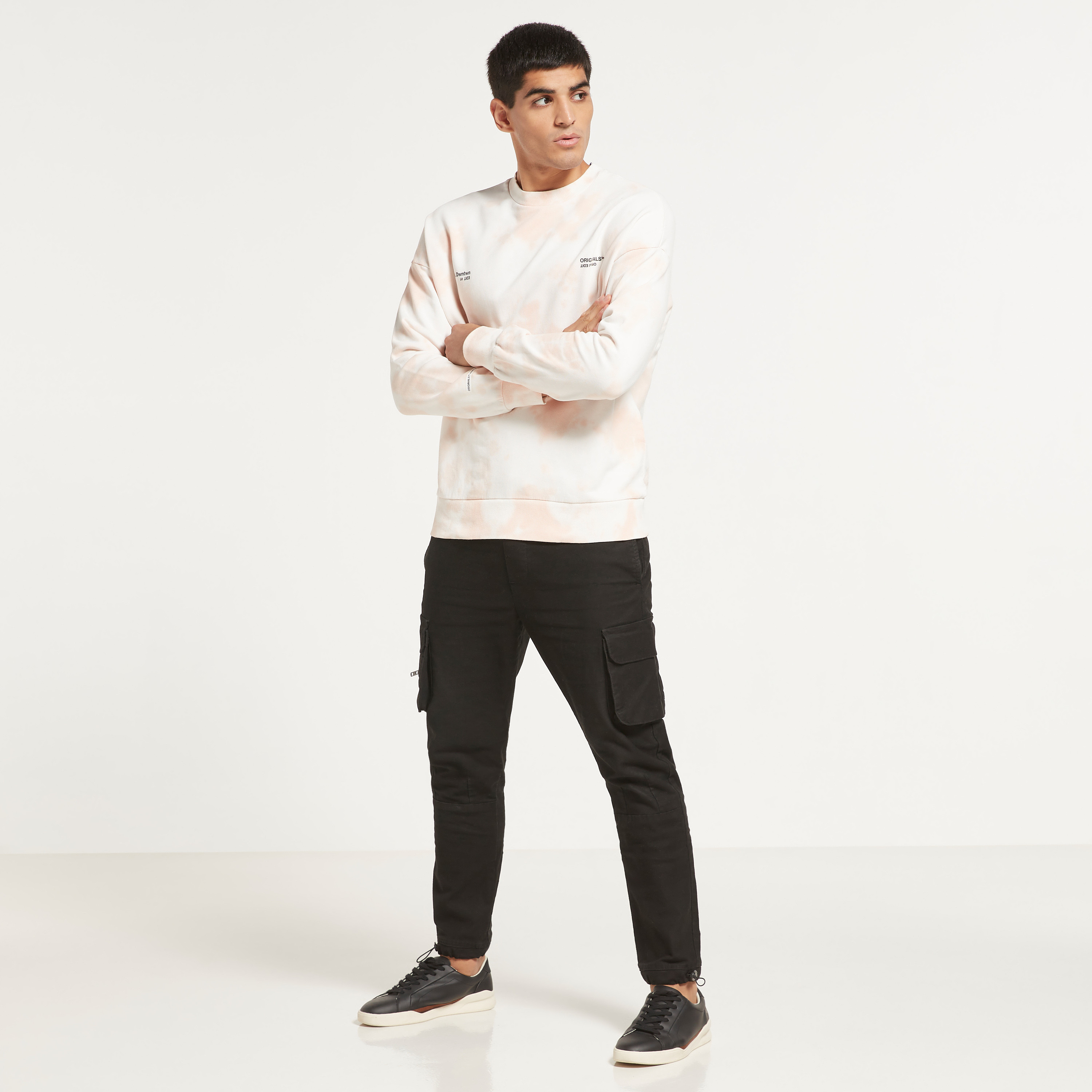 سويت شيرت جاك آند جونز رجالي بربطة عنق مرجانية وصبغ مع كبير الحجم برقبة مستديرة-men-winterwear-hoodiesandsweatshirts-image-2