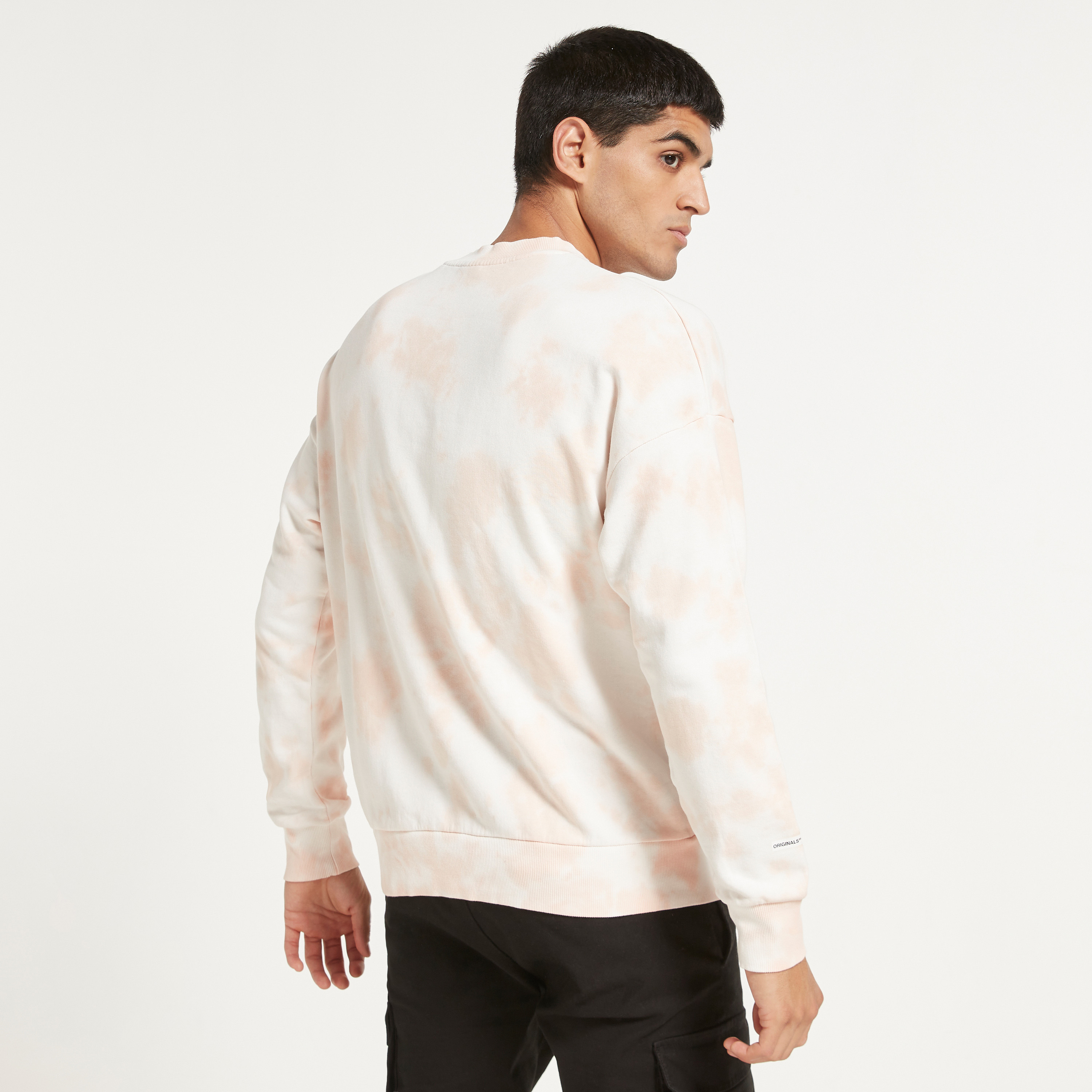 سويت شيرت جاك آند جونز رجالي بربطة عنق مرجانية وصبغ مع كبير الحجم برقبة مستديرة-men-winterwear-hoodiesandsweatshirts-image-3