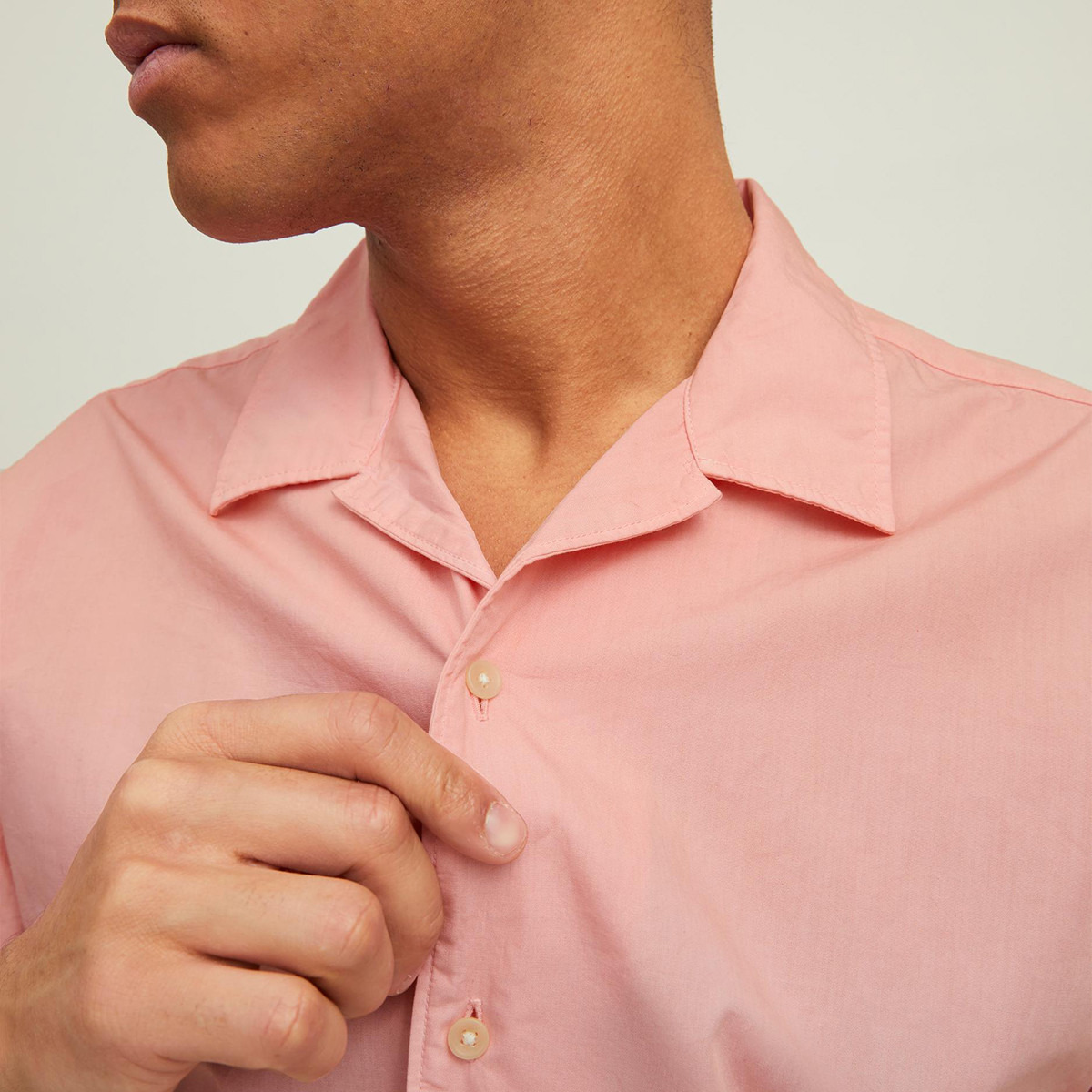 قميص جاك آند جونز رجالي بأكمام قصيرة وردية متدرجة اللون-men-clothing-shirts-image-4