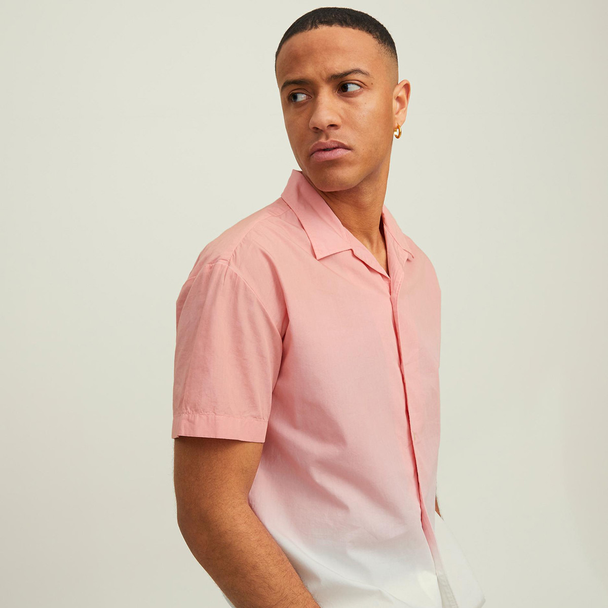 قميص جاك آند جونز رجالي بأكمام قصيرة وردية متدرجة اللون-men-clothing-shirts-image-7