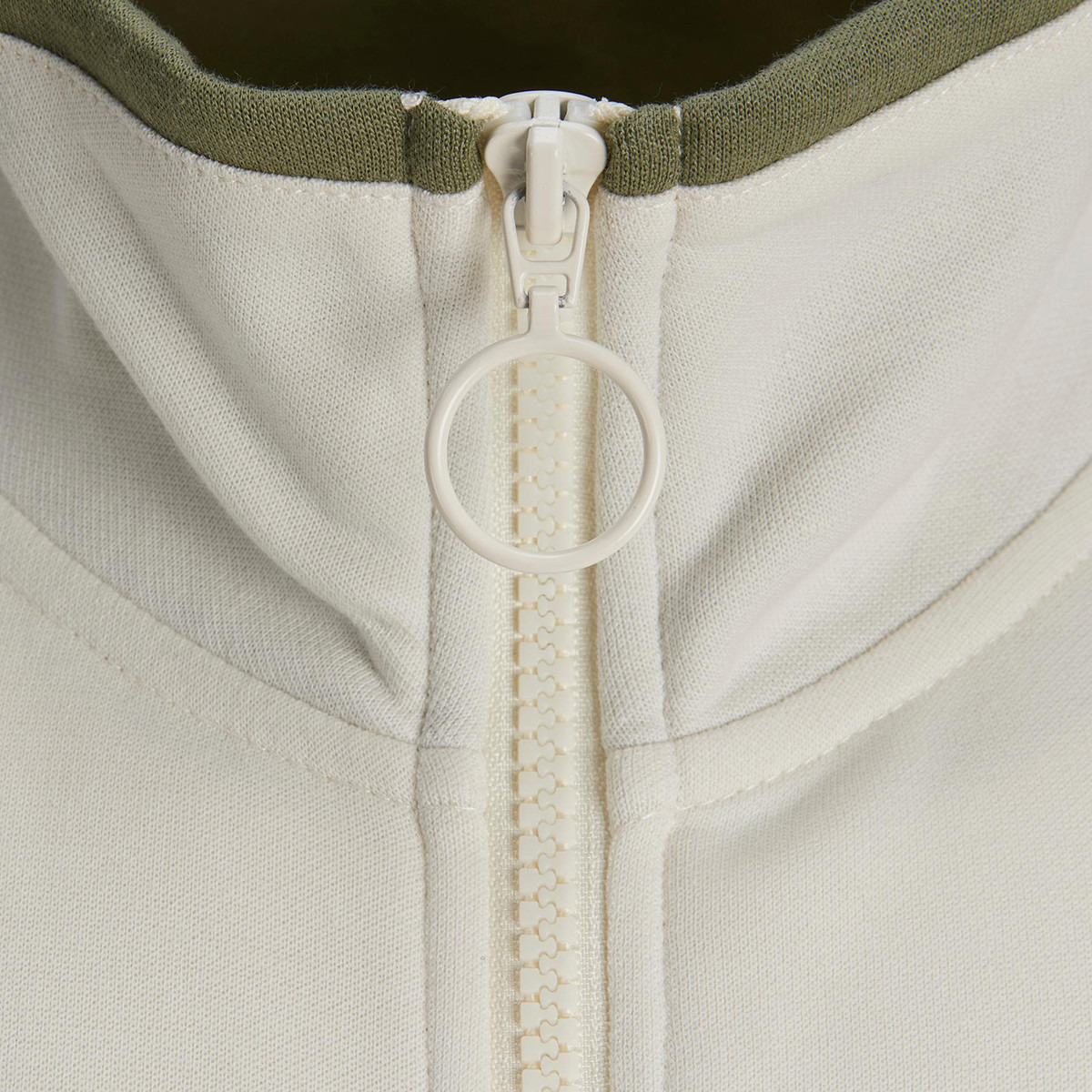 سويت شيرت جاك آند جونز رجالي أبيض بياقة عالية وسحاب أمامي-men-winterwear-hoodiesandsweatshirts-image-2