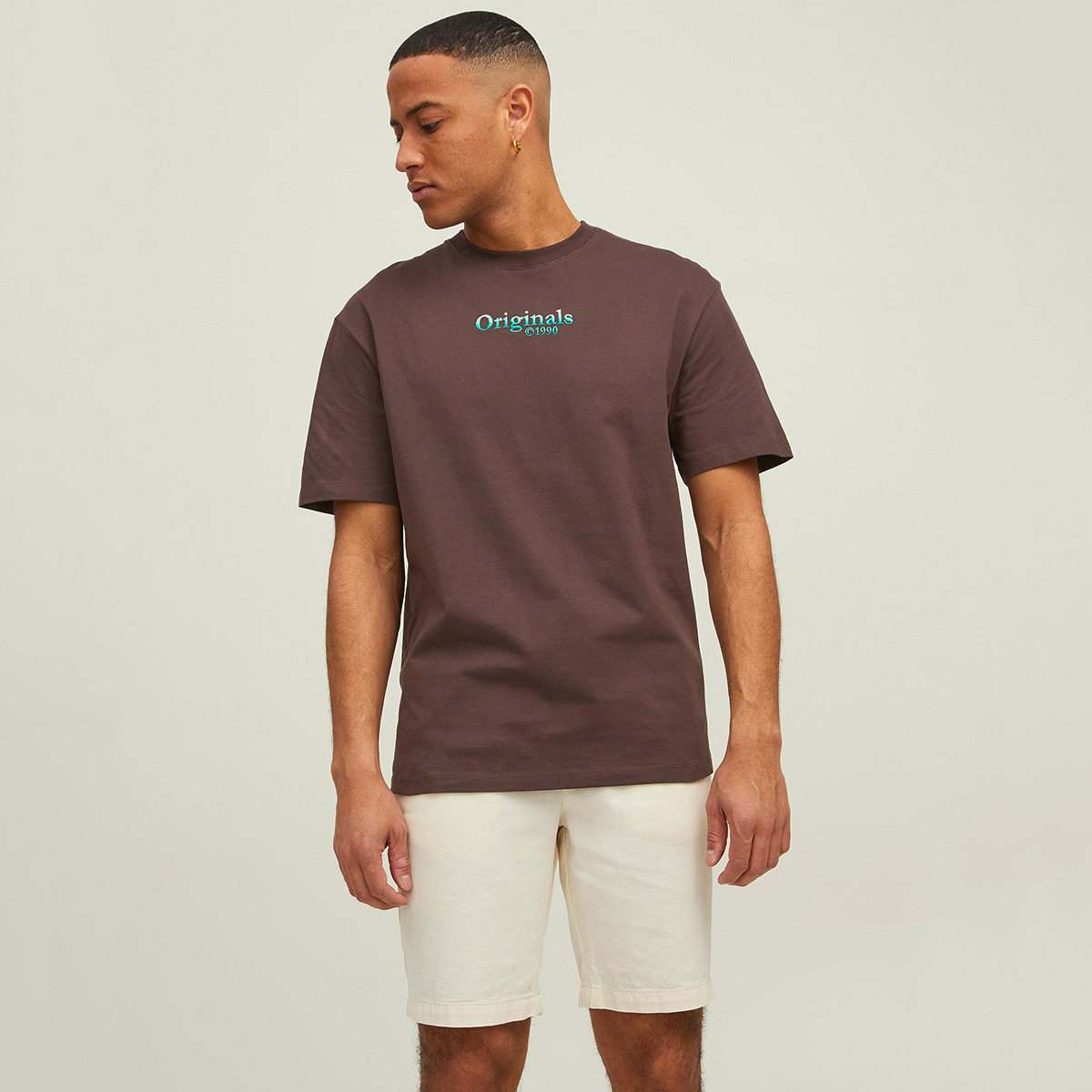 تي شيرت جاك آند جونز رجالي بني مطبوع بياقة مستديرة وأكمام قصيرة-men-clothing-tshirtsandpolos-tshirts-image-1