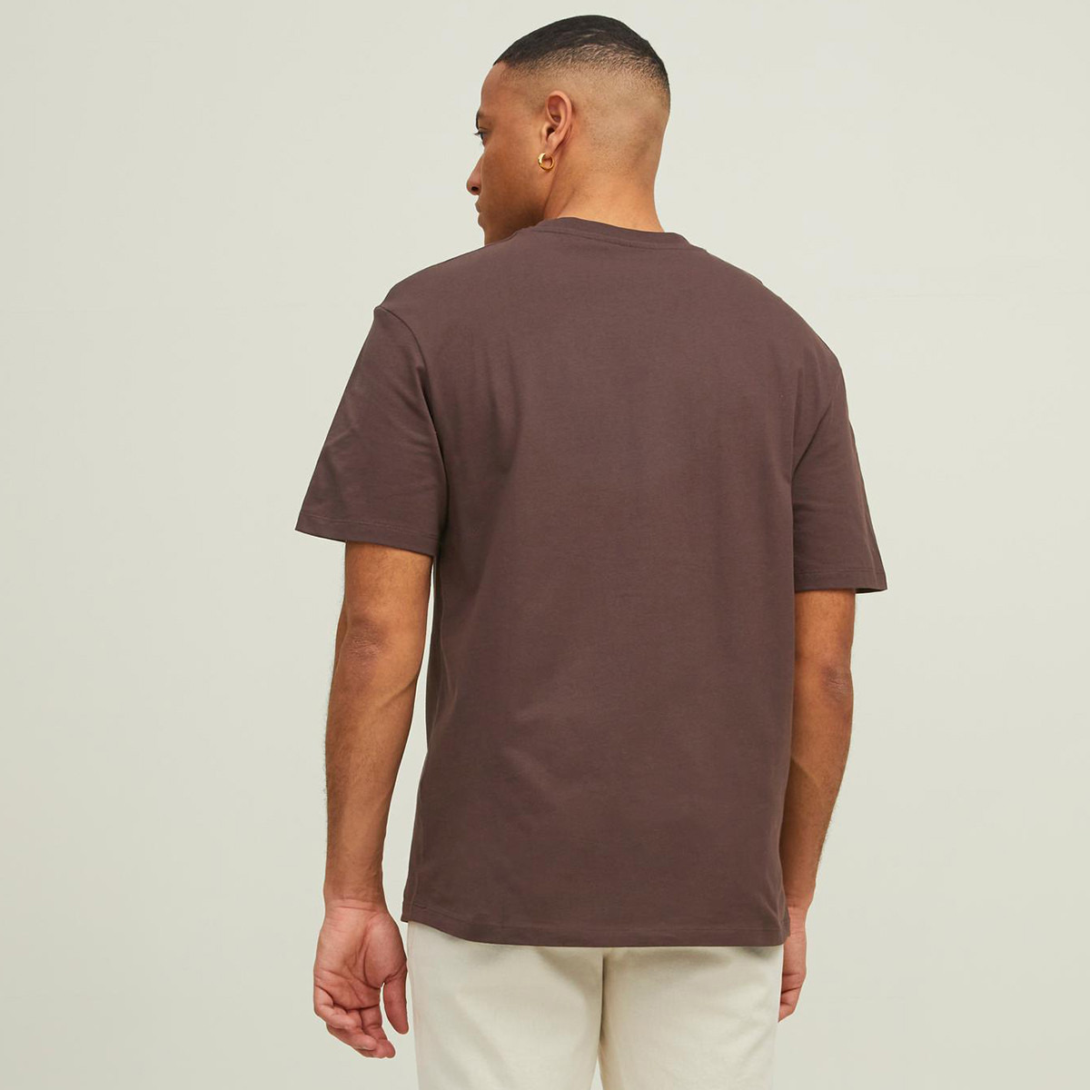 تي شيرت جاك آند جونز رجالي بني مطبوع بياقة مستديرة وأكمام قصيرة-men-clothing-tshirtsandpolos-tshirts-image-2