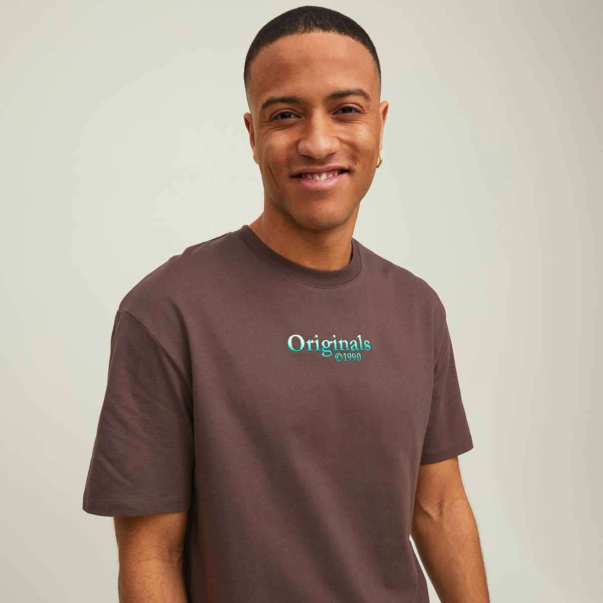 تي شيرت جاك آند جونز رجالي بني مطبوع بياقة مستديرة وأكمام قصيرة-men-clothing-tshirtsandpolos-tshirts-image-5