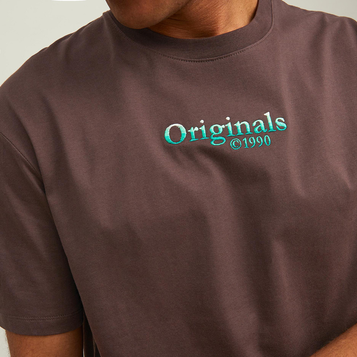تي شيرت جاك آند جونز رجالي بني مطبوع بياقة مستديرة وأكمام قصيرة-men-clothing-tshirtsandpolos-tshirts-image-6