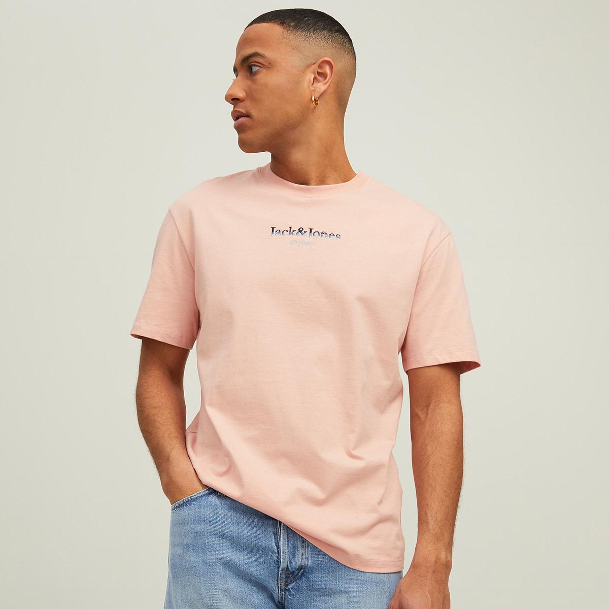 تي شيرت جاك آند جونز رجالي وردي بياقة مستديرة وأكمام قصيرة-men-clothing-tshirtsandpolos-tshirts-image-1