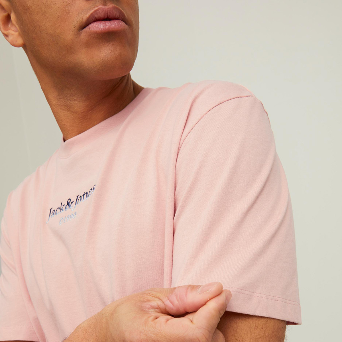 تي شيرت جاك آند جونز رجالي وردي بياقة مستديرة وأكمام قصيرة-men-clothing-tshirtsandpolos-tshirts-image-4