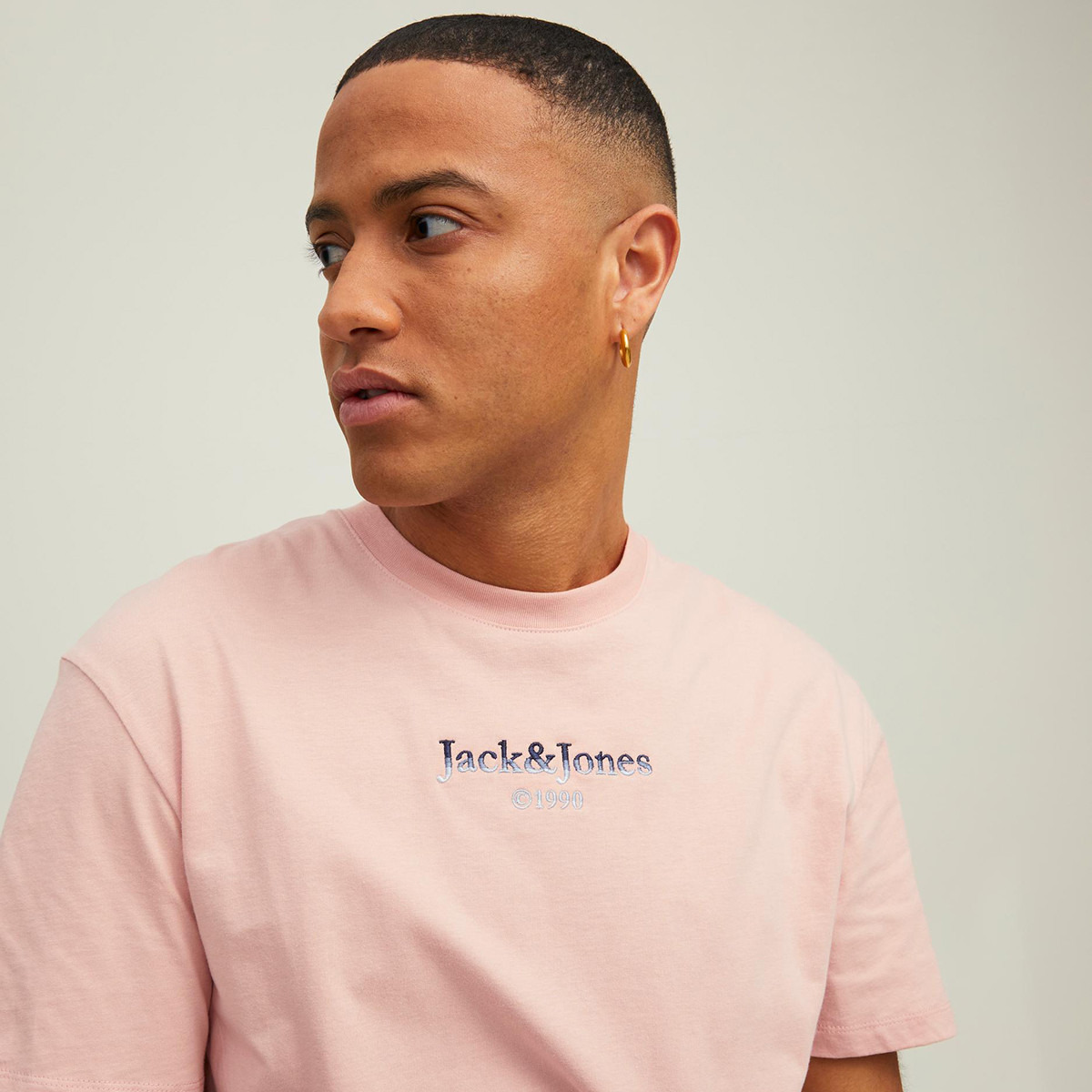تي شيرت جاك آند جونز رجالي وردي بياقة مستديرة وأكمام قصيرة-men-clothing-tshirtsandpolos-tshirts-image-5