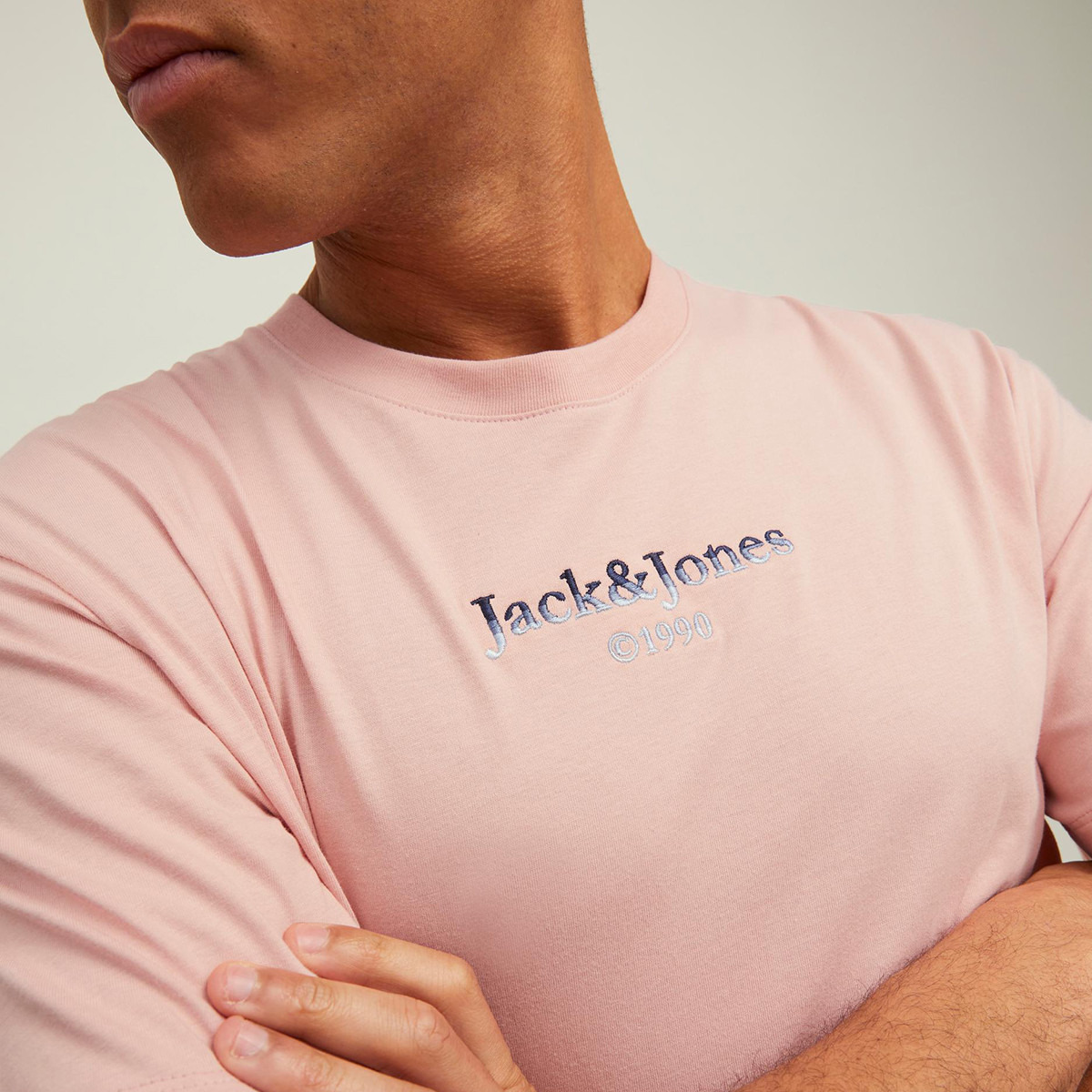 تي شيرت جاك آند جونز رجالي وردي بياقة مستديرة وأكمام قصيرة-men-clothing-tshirtsandpolos-tshirts-image-6
