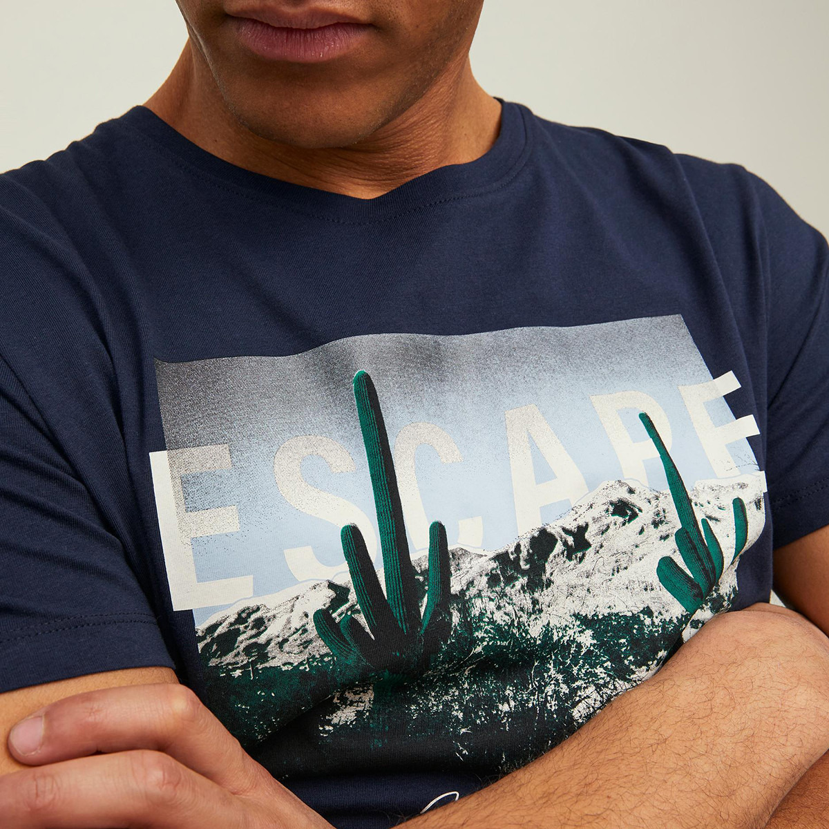 تي شيرت جاك آند جونز بأكمام قصيرة وياقة دائرية وطبعة أزرق كحلي للرجال-men-clothing-tshirtsandpolos-tshirts-image-3