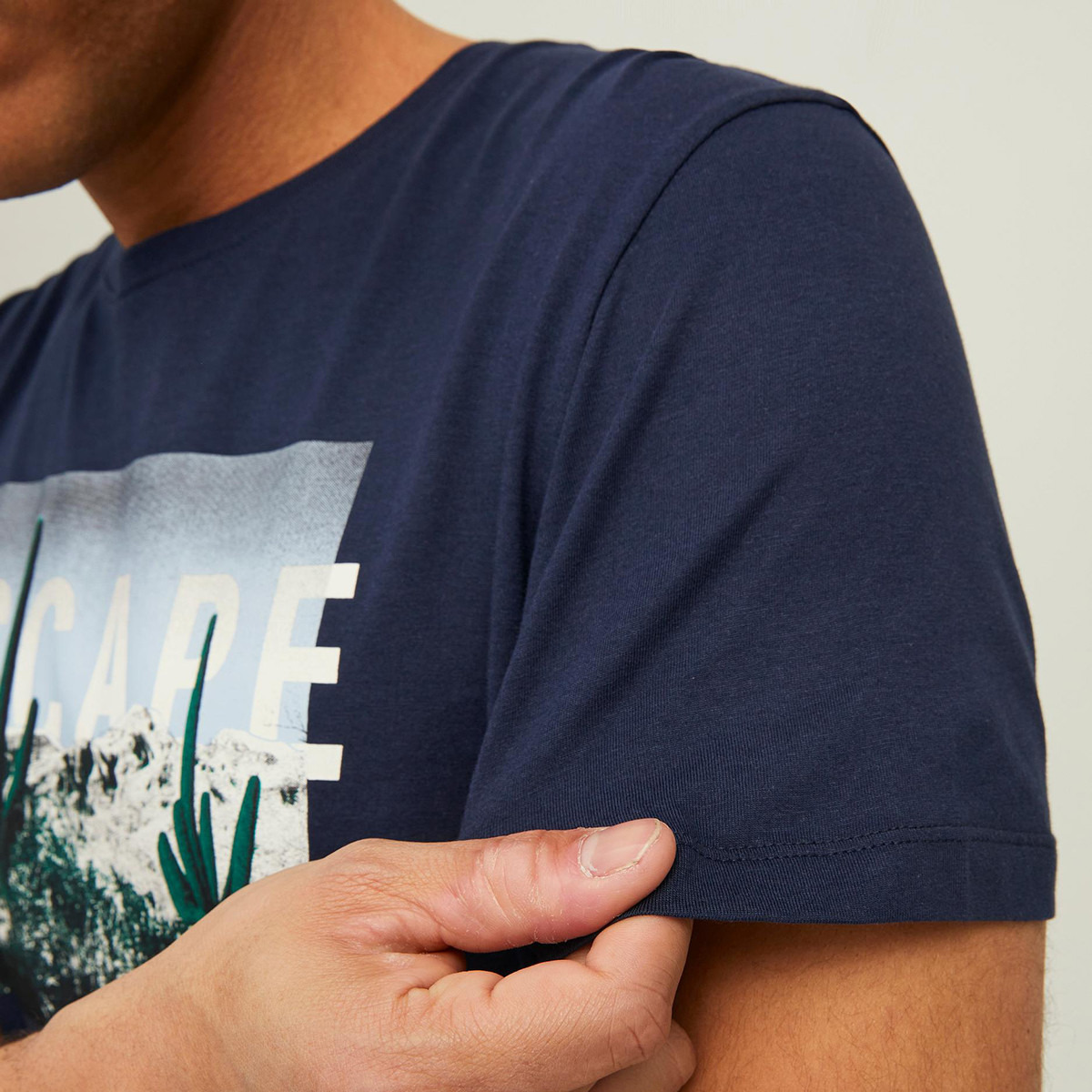 تي شيرت جاك آند جونز بأكمام قصيرة وياقة دائرية وطبعة أزرق كحلي للرجال-men-clothing-tshirtsandpolos-tshirts-image-6