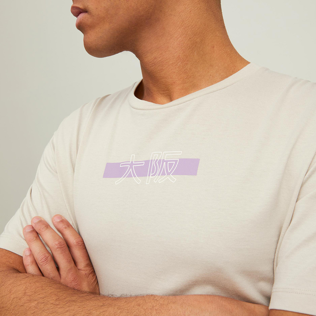 تي شيرت رجالي من جاك آند جونز ذو قصة ضيقة بياقة مستديرة ومريح-men-clothing-tshirtsandpolos-tshirts-image-4