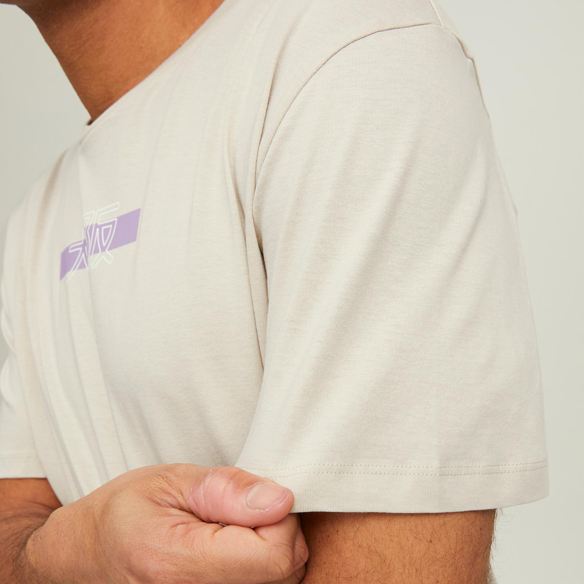 تي شيرت رجالي من جاك آند جونز ذو قصة ضيقة بياقة مستديرة ومريح-men-clothing-tshirtsandpolos-tshirts-image-5