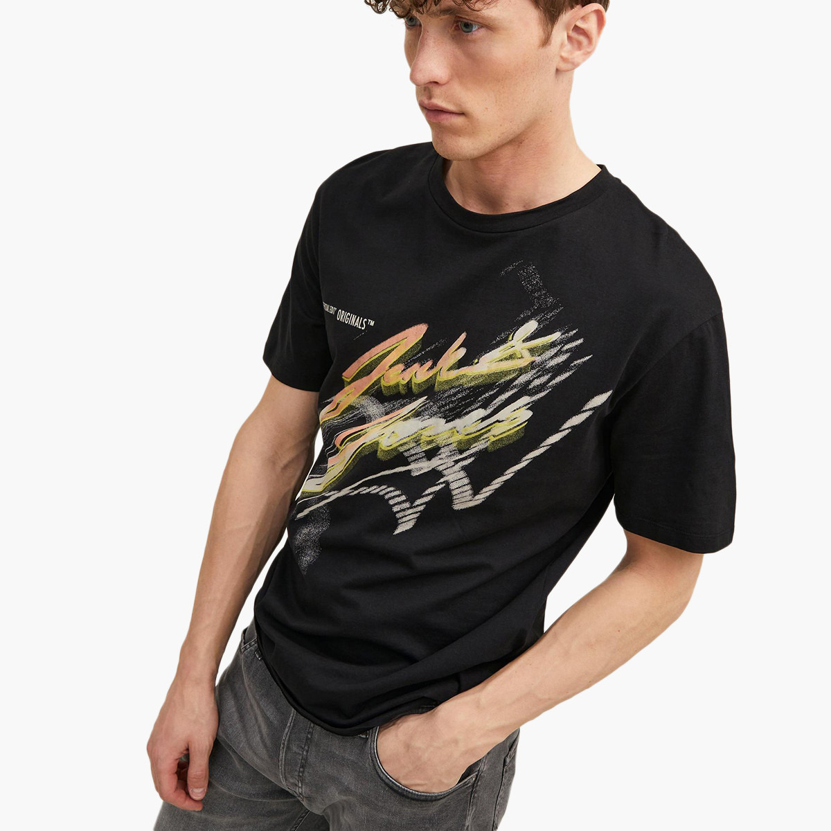 تي شيرت جاك آند جونز رجالي بأكمام قصيرة وياقة دائرية وطبعات سوداء-men-clothing-tshirtsandpolos-tshirts-image-6