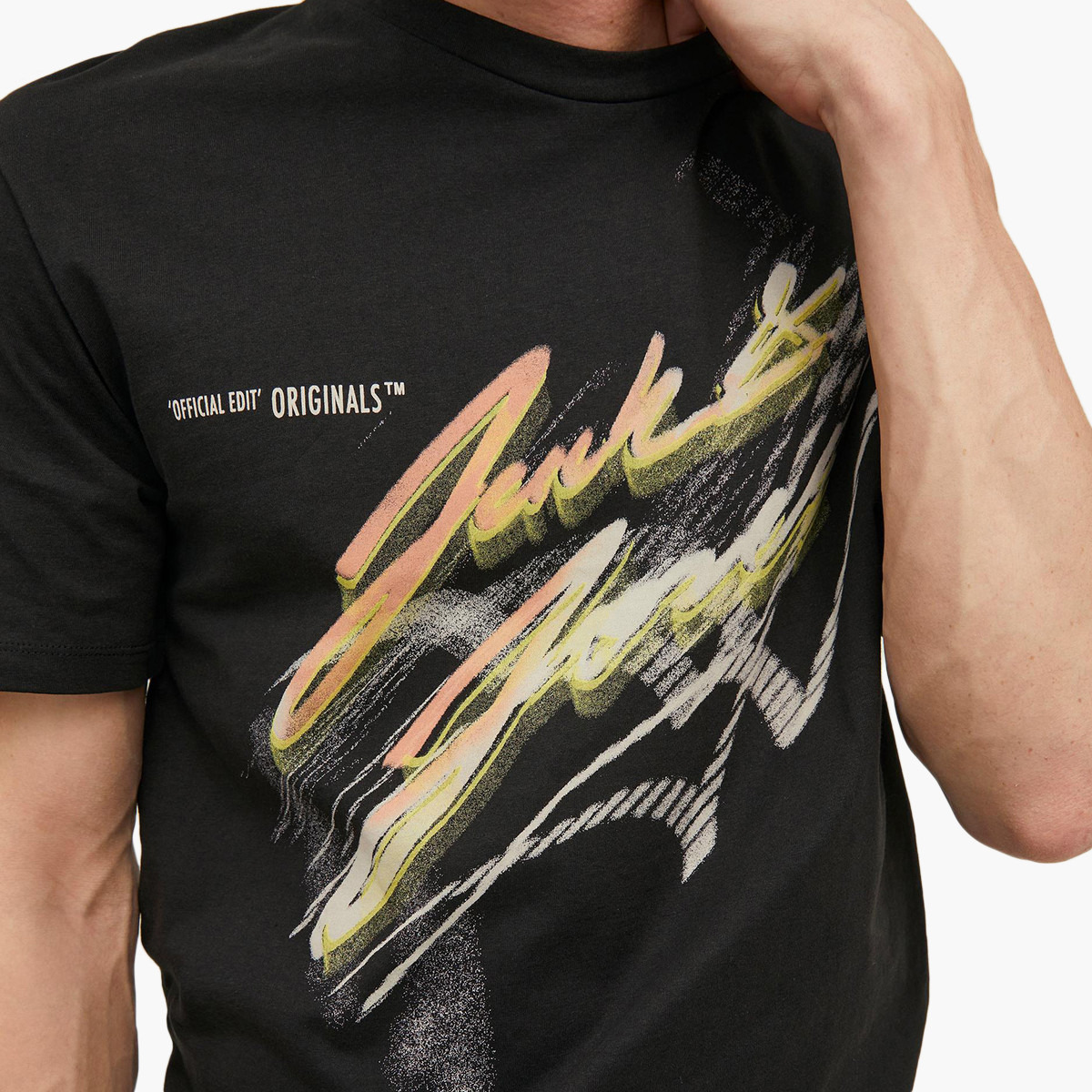 تي شيرت جاك آند جونز رجالي بأكمام قصيرة وياقة دائرية وطبعات سوداء-men-clothing-tshirtsandpolos-tshirts-image-7