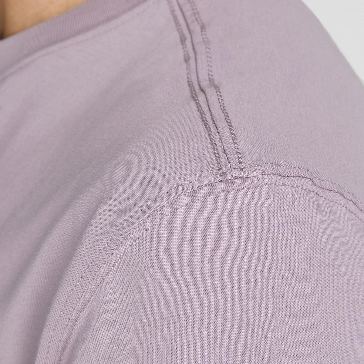 تي شيرت جاك آند جونز رجالي أرجواني بياقة مستديرة وأكمام قصيرة-men-clothing-tshirtsandpolos-tshirts-image-6