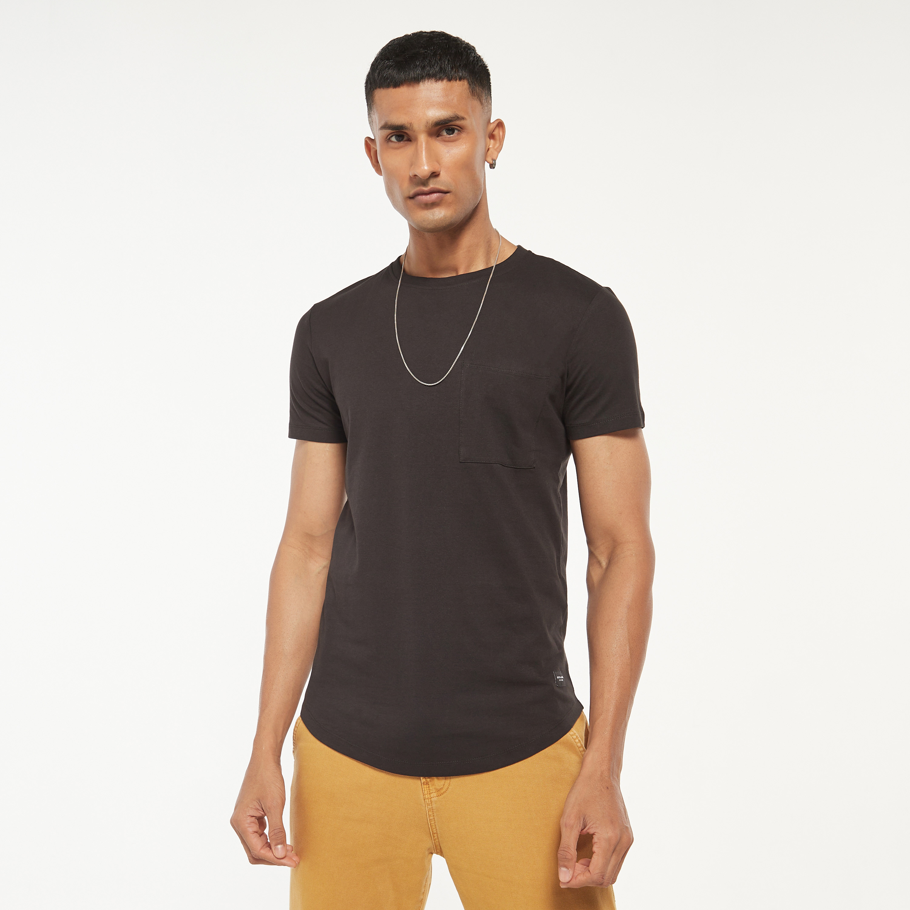 تي شيرت من جاك آند جونز سادة بأكمام قصيرة و ياقة مستديرة-men-clothing-tshirtsandpolos-tshirts-image-1