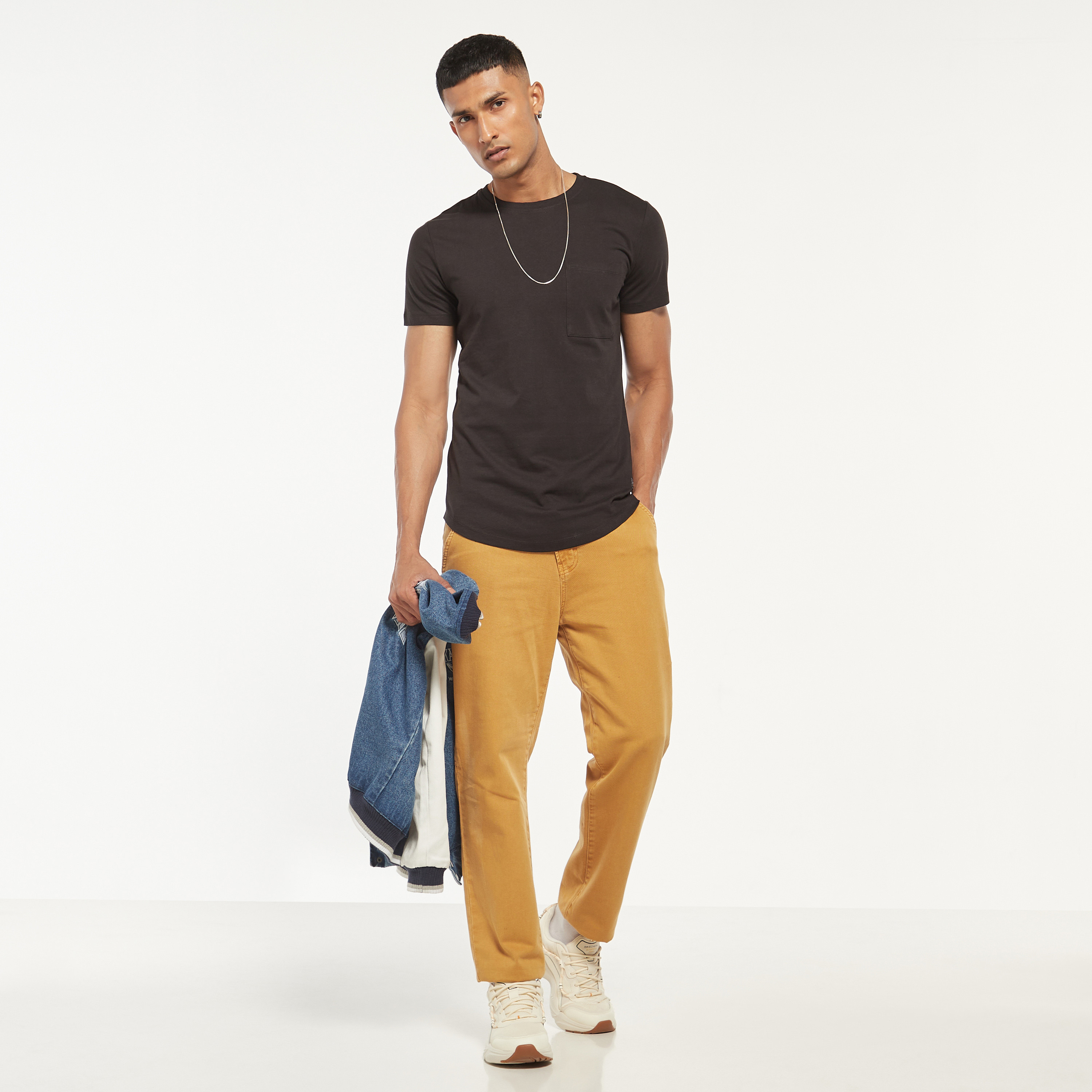 تي شيرت من جاك آند جونز سادة بأكمام قصيرة و ياقة مستديرة-men-clothing-tshirtsandpolos-tshirts-image-2