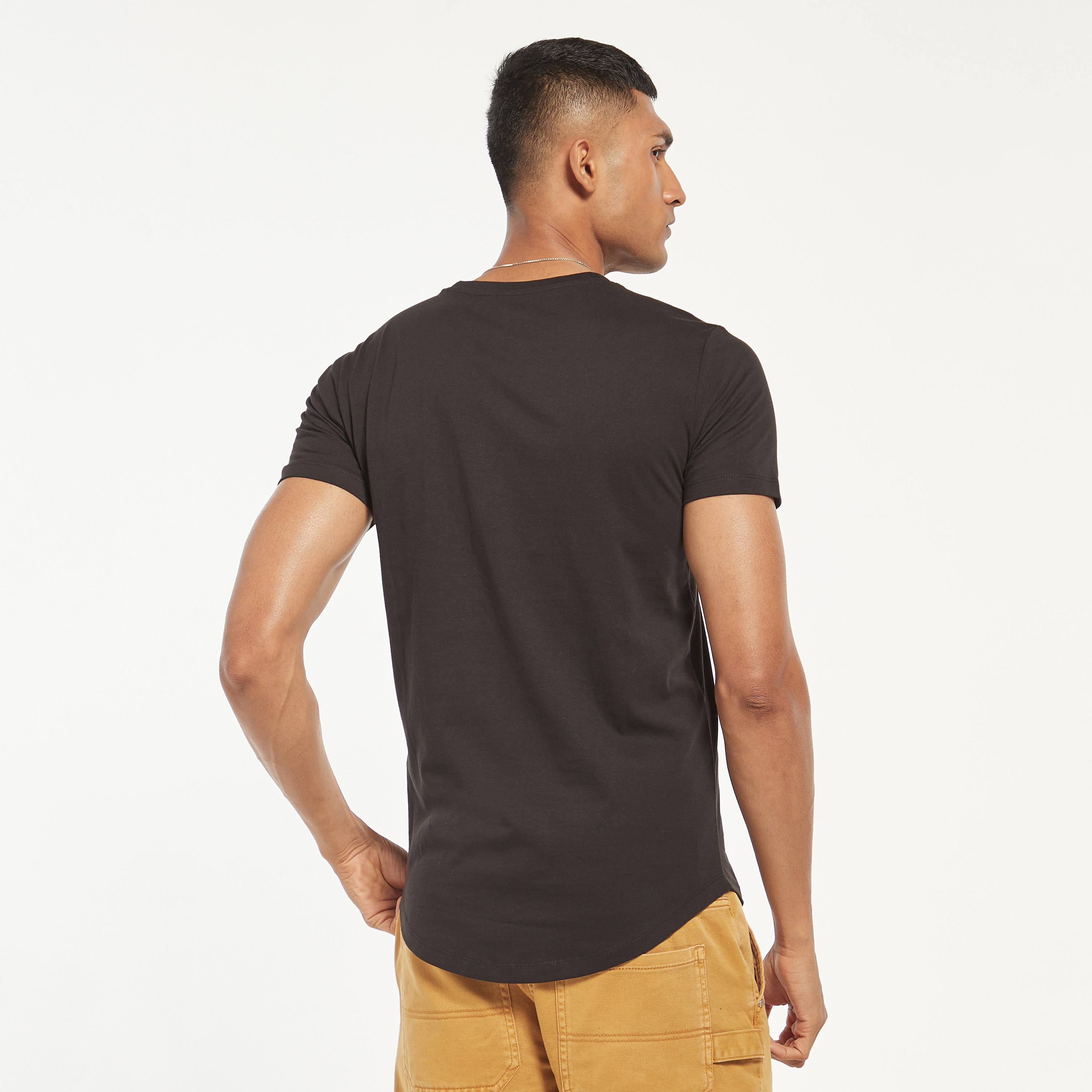 تي شيرت من جاك آند جونز سادة بأكمام قصيرة و ياقة مستديرة-men-clothing-tshirtsandpolos-tshirts-image-3