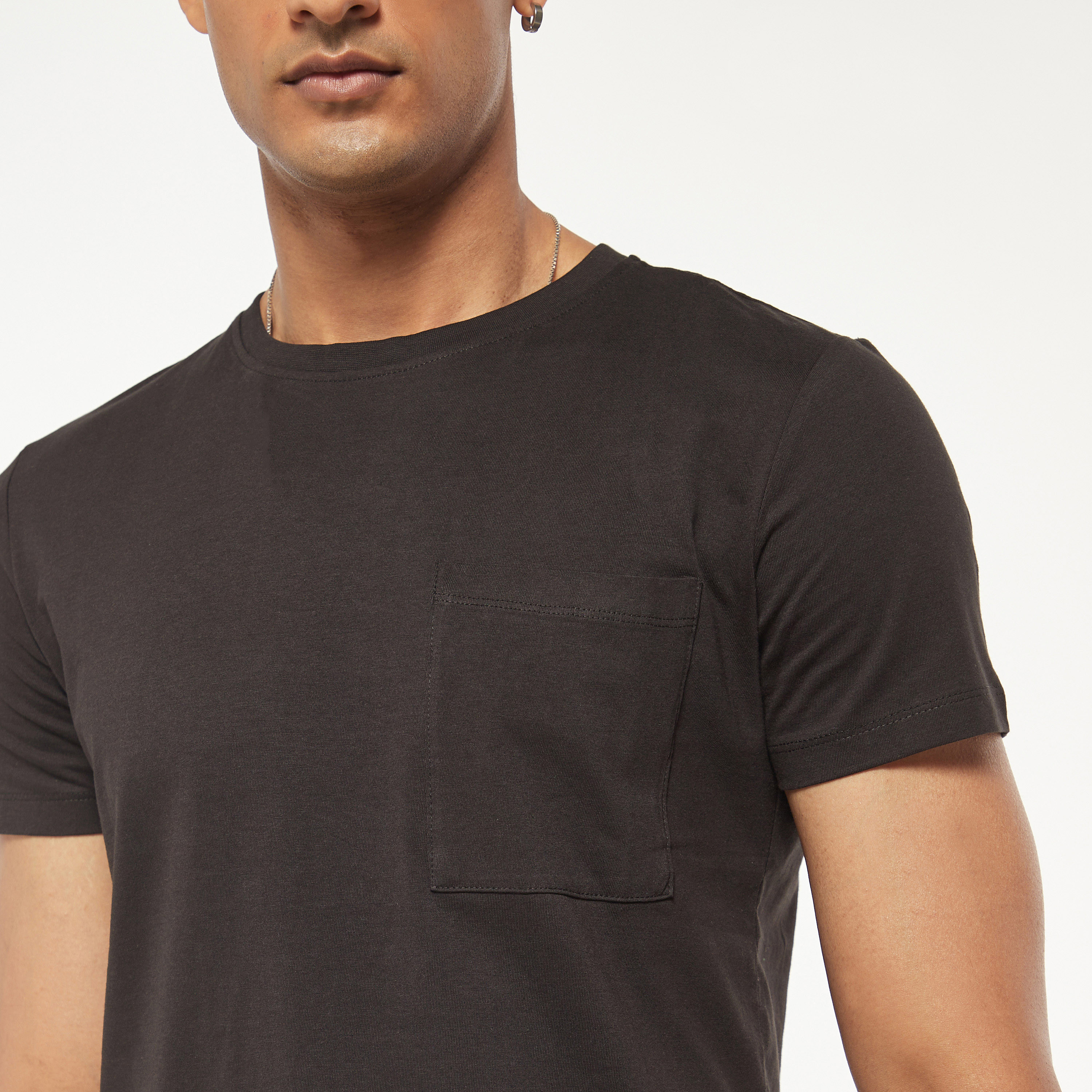 تي شيرت من جاك آند جونز سادة بأكمام قصيرة و ياقة مستديرة-men-clothing-tshirtsandpolos-tshirts-image-4