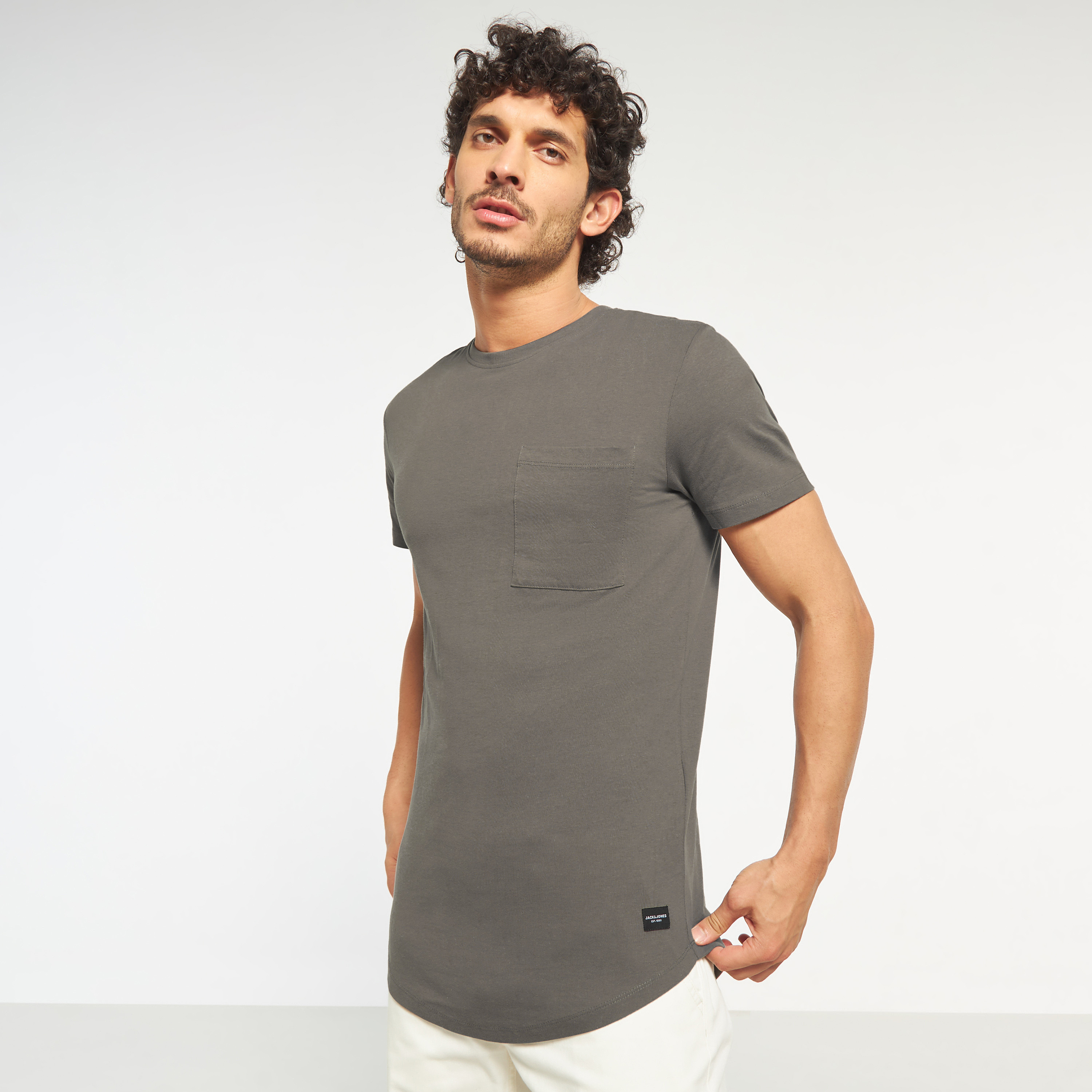 تي شيرت من جاك آند جونز سادة بأكمام قصيرة و ياقة مستديرة-men-clothing-tshirtsandpolos-tshirts-image-5