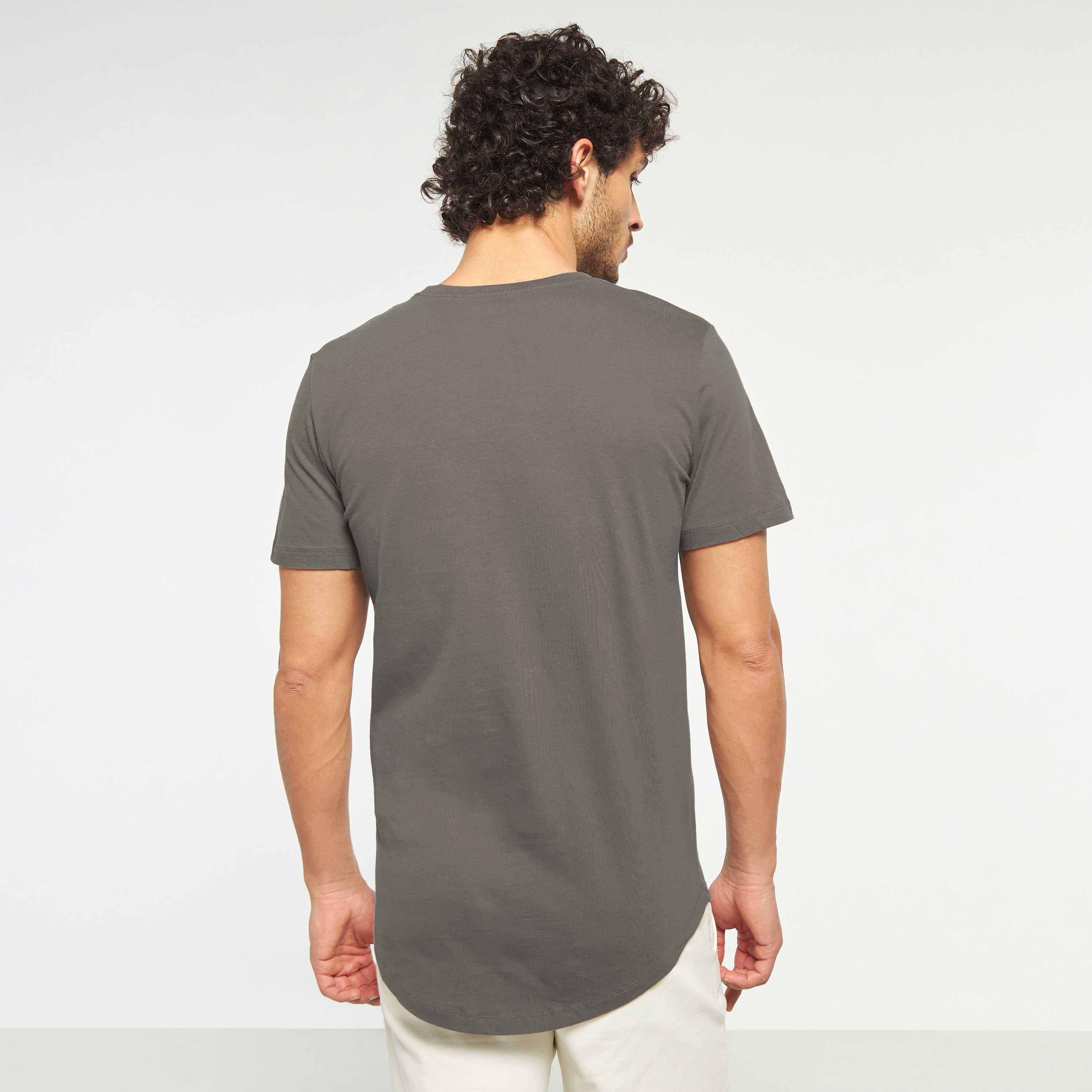 تي شيرت من جاك آند جونز سادة بأكمام قصيرة و ياقة مستديرة-men-clothing-tshirtsandpolos-tshirts-image-7