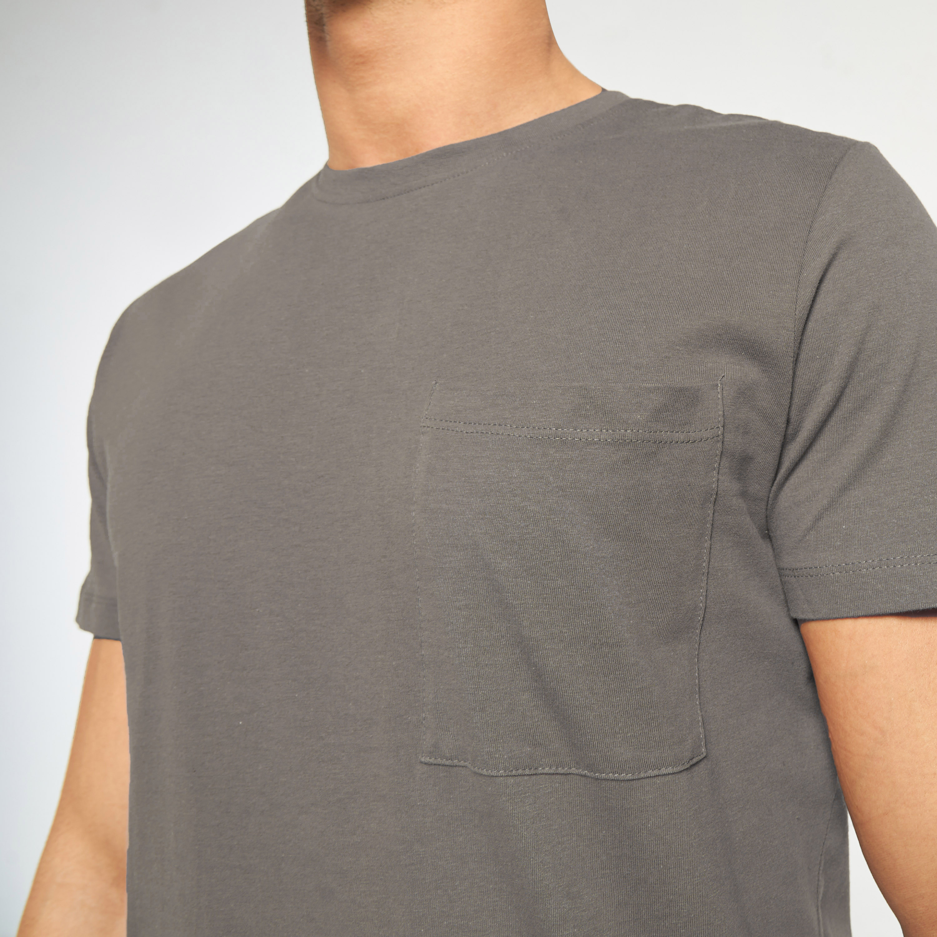 تي شيرت من جاك آند جونز سادة بأكمام قصيرة و ياقة مستديرة-men-clothing-tshirtsandpolos-tshirts-image-8