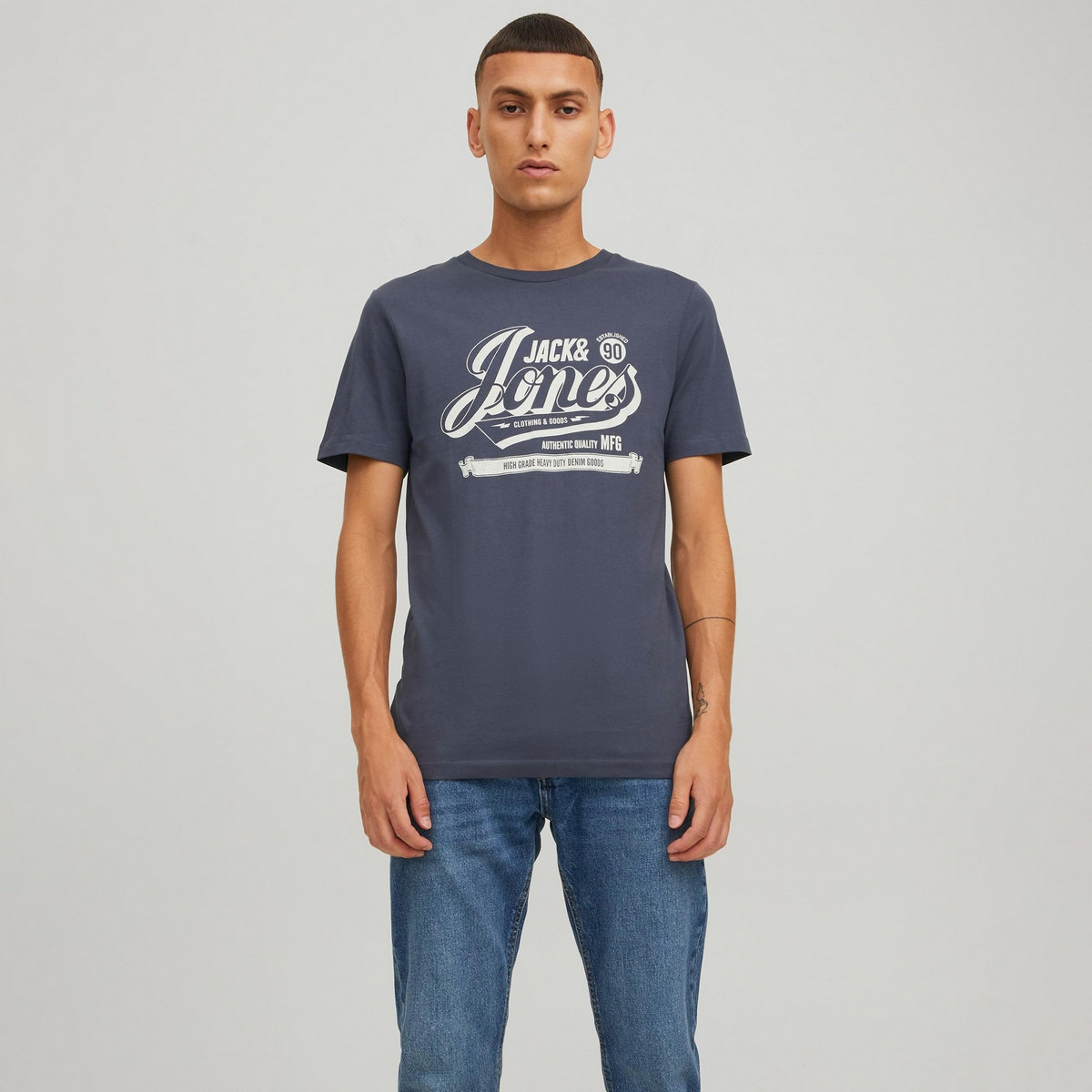 تي شيرت رجالي من جاك آند جونز بأكمام قصيرة و ياقة مستديرة و مطبوع مع لون ازرق-men-clothing-tshirtsandpolos-tshirts-image-1