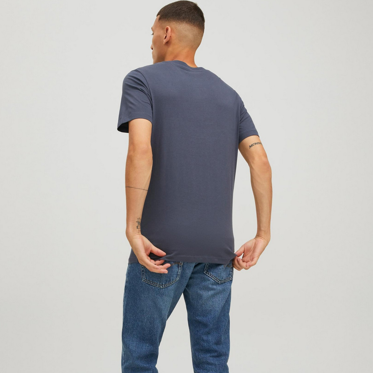 تي شيرت رجالي من جاك آند جونز بأكمام قصيرة و ياقة مستديرة و مطبوع مع لون ازرق-men-clothing-tshirtsandpolos-tshirts-image-2