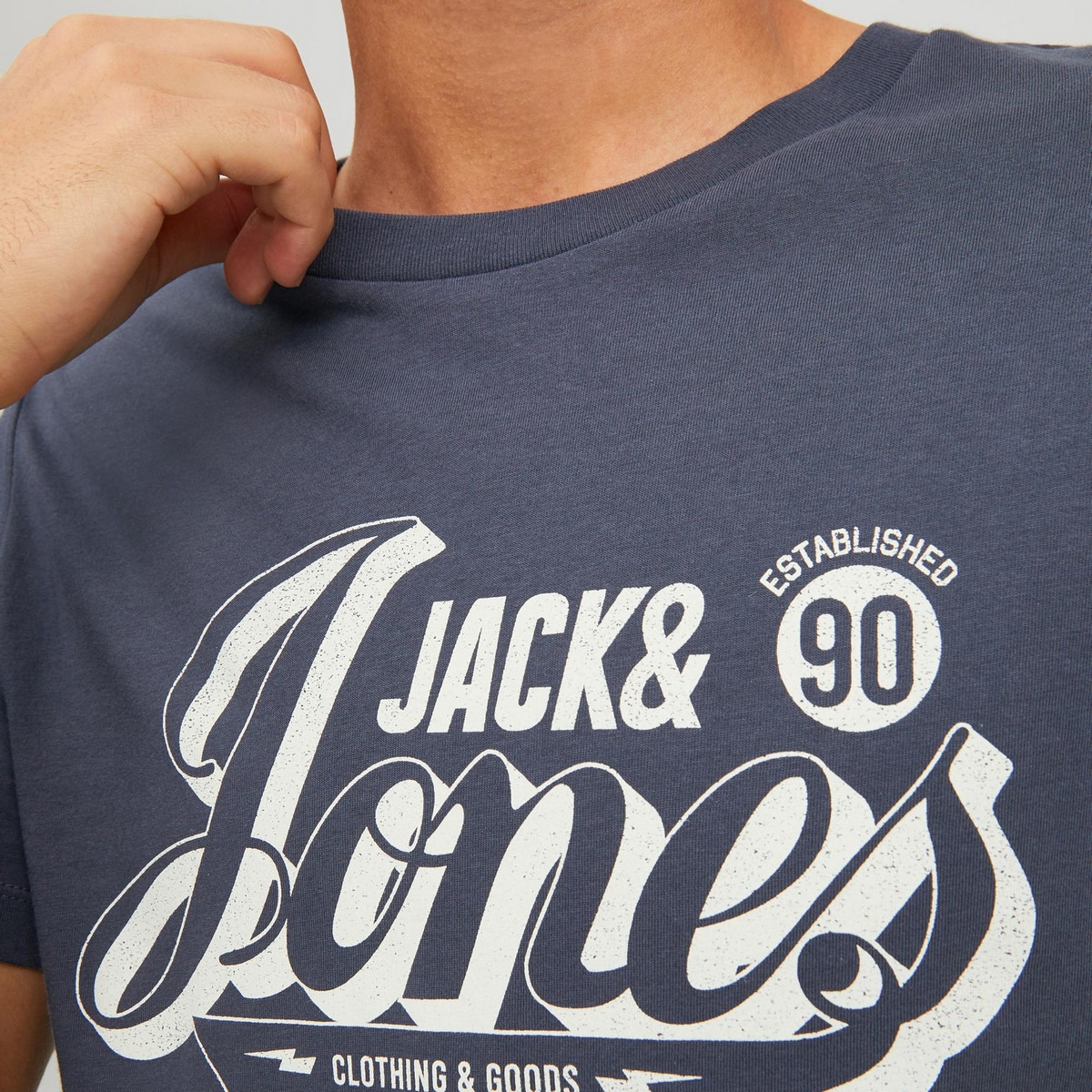 تي شيرت رجالي من جاك آند جونز بأكمام قصيرة و ياقة مستديرة و مطبوع مع لون ازرق-men-clothing-tshirtsandpolos-tshirts-image-4