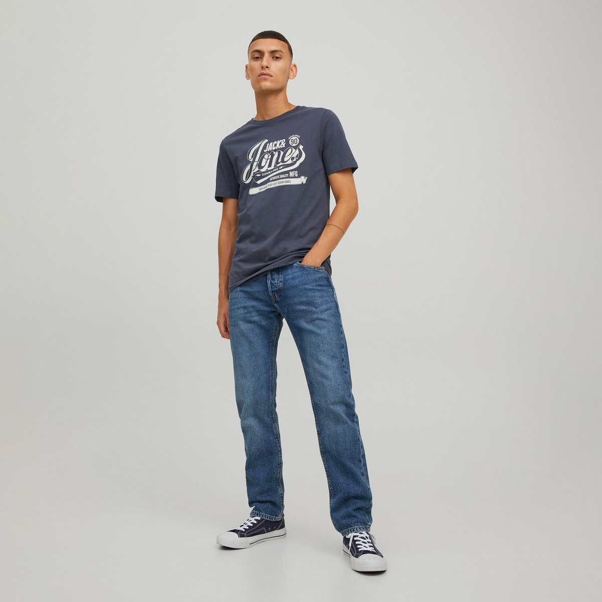 تي شيرت رجالي من جاك آند جونز بأكمام قصيرة و ياقة مستديرة و مطبوع مع لون ازرق-men-clothing-tshirtsandpolos-tshirts-image-5
