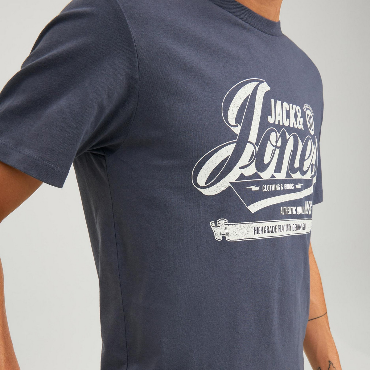 تي شيرت رجالي من جاك آند جونز بأكمام قصيرة و ياقة مستديرة و مطبوع مع لون ازرق-men-clothing-tshirtsandpolos-tshirts-image-6