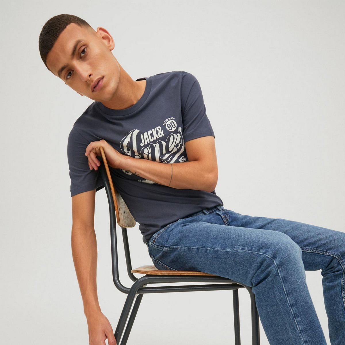 تي شيرت رجالي من جاك آند جونز بأكمام قصيرة و ياقة مستديرة و مطبوع مع لون ازرق-men-clothing-tshirtsandpolos-tshirts-image-7