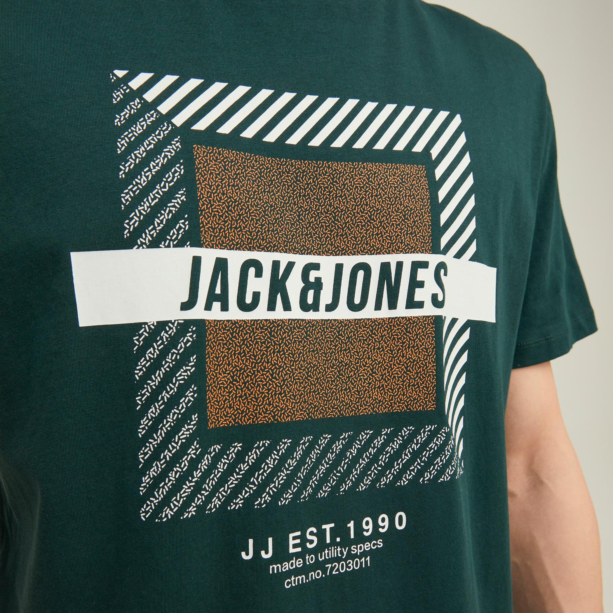 تي شيرت رجالي من جاك آند جونز بأكمام قصيرة و ياقة مستديرة و مطبوع مع لون اخضر-men-clothing-tshirtsandpolos-tshirts-image-5