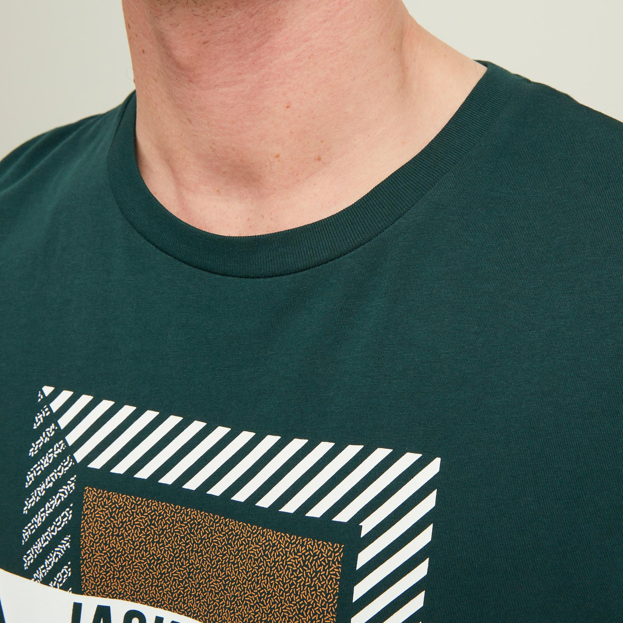 تي شيرت رجالي من جاك آند جونز بأكمام قصيرة و ياقة مستديرة و مطبوع مع لون اخضر-men-clothing-tshirtsandpolos-tshirts-image-6