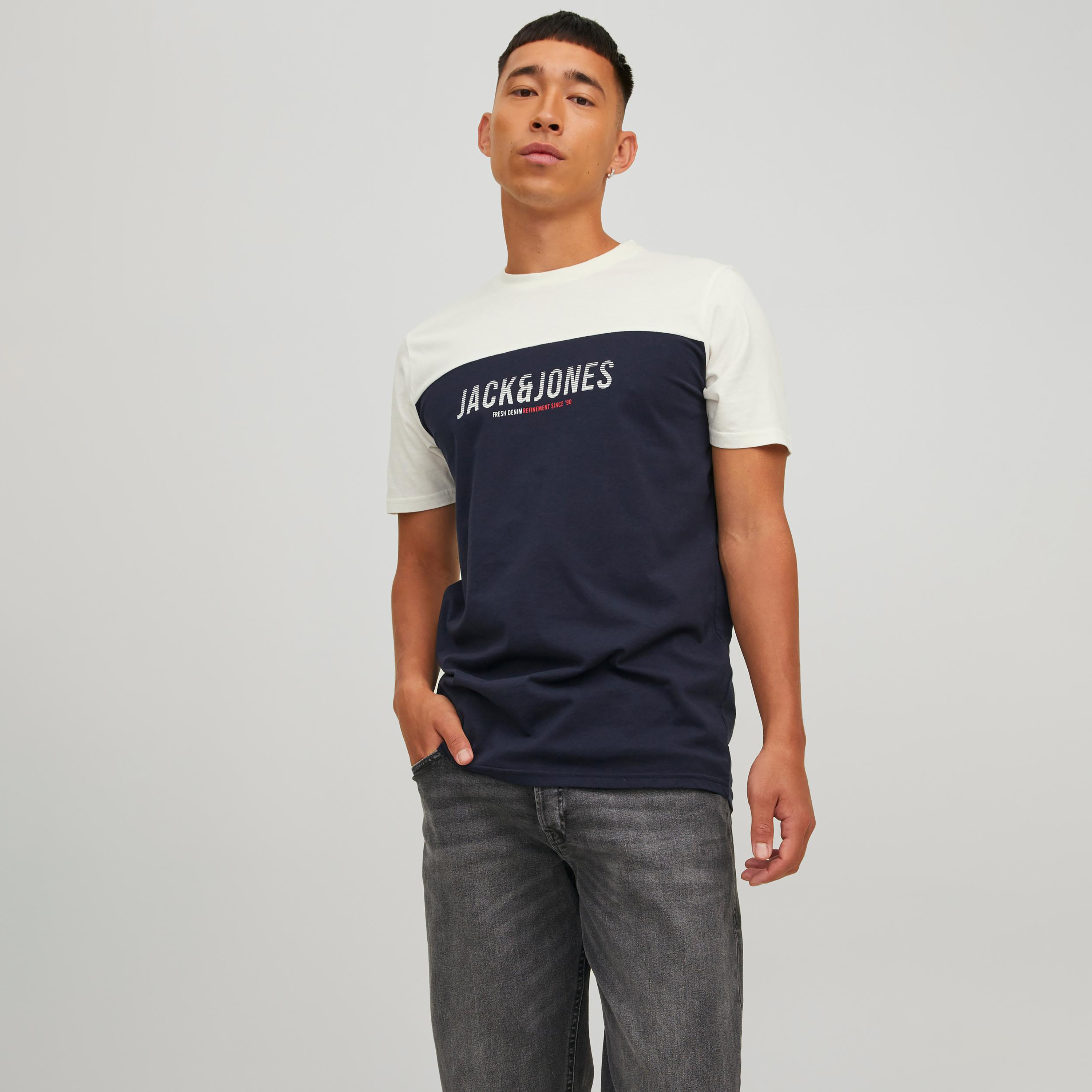 تي شيرت من جاك آند جونز مع شعار بأكمام قصيرة و ياقة مستديرة-men-clothing-tshirtsandpolos-tshirts-image-1